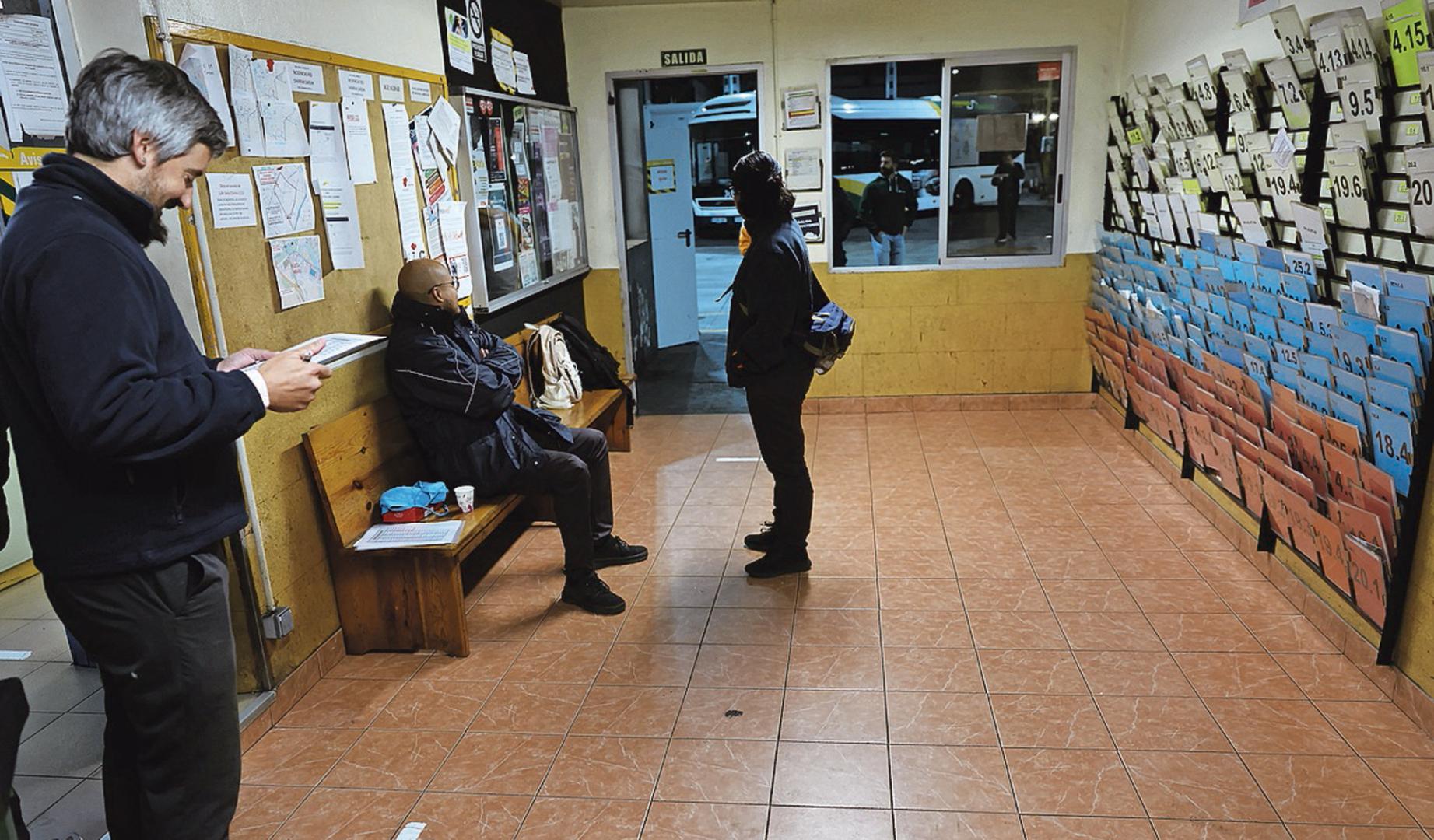 Personal de TCC Moventis aguarda en las oficinas en una de las jornadas de paros