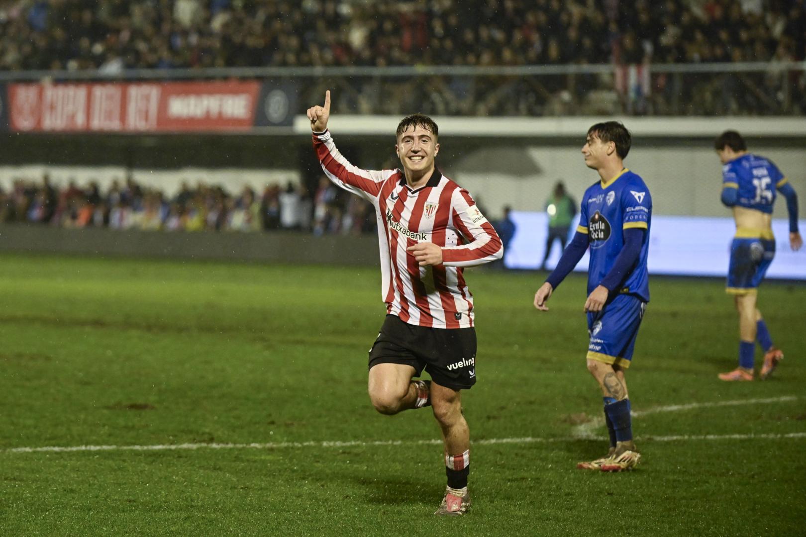 Mikel Jauregizar celebra tras marcar ante el Ourense