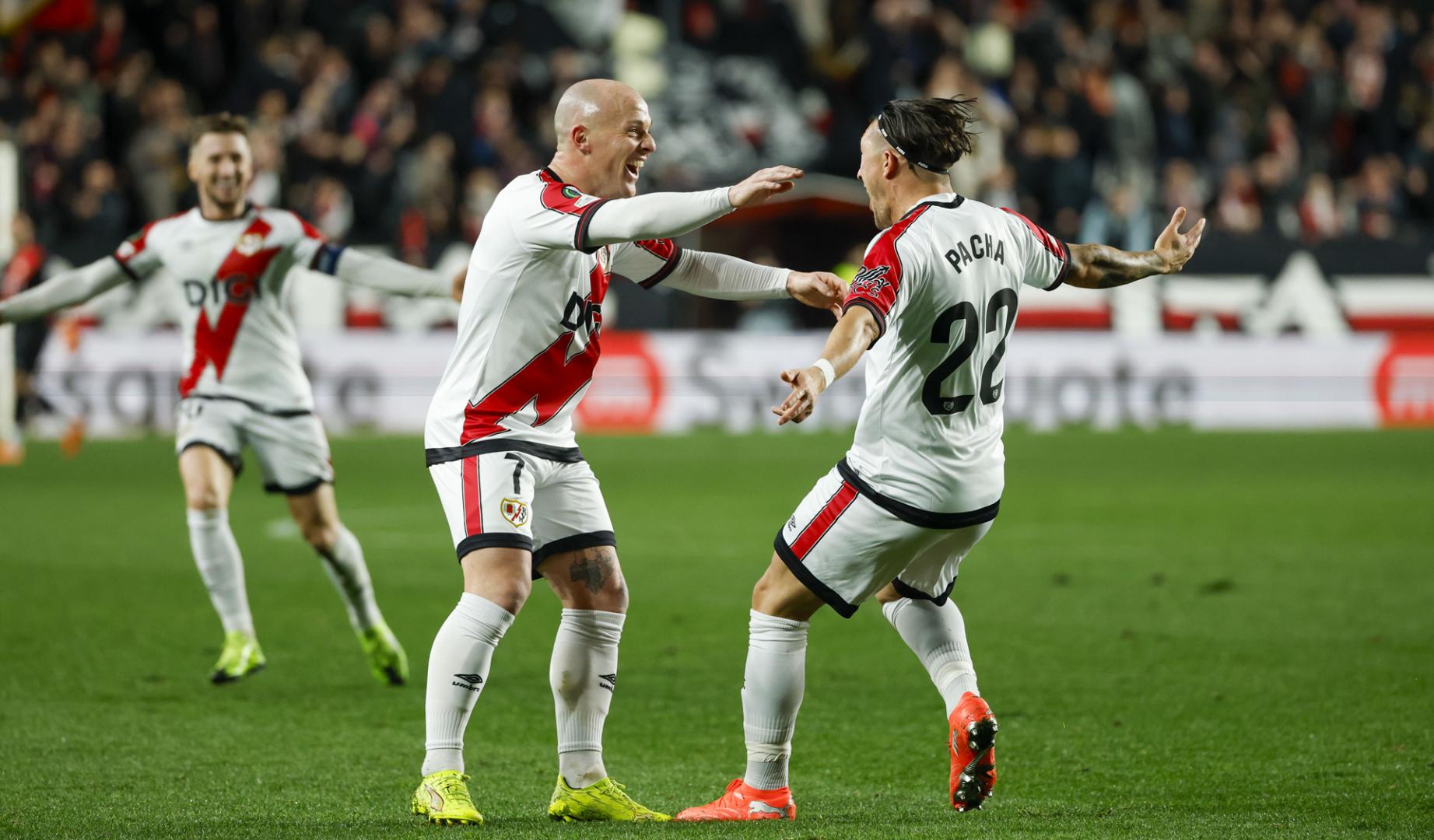 El 'Pacha' Espino celebra su gol ante el Ditra junto a su compañero Isi Palazón
