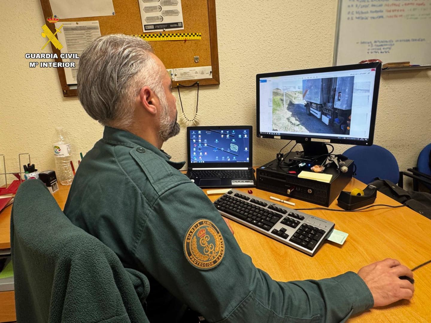 Un agente de la Guardia Civil revisando las imágenes