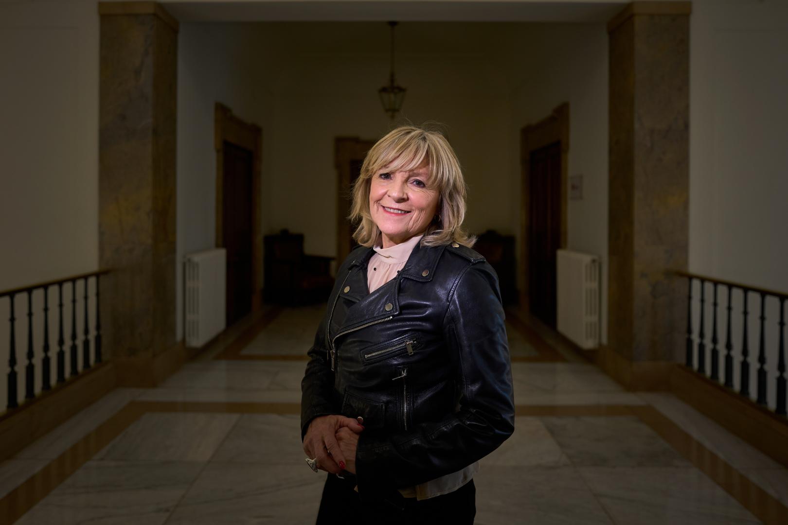 La senadora y concejala de UPN María Caballero posa en uno de los rellanos del Ayuntamiento de Pamplona, donde es concejala