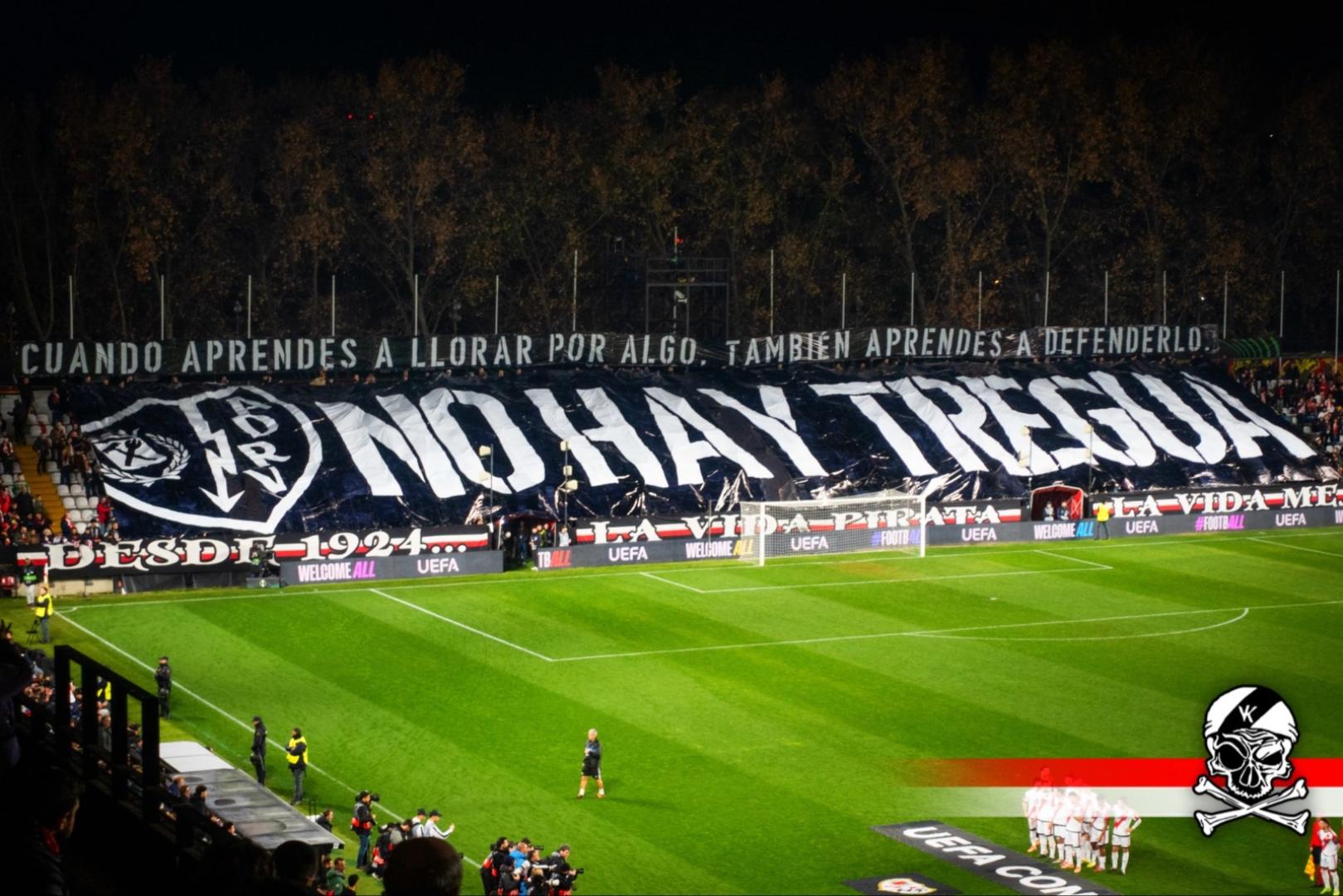 El gran tifo desplegado en uno de los fondos de Vallecas antes del Rayo-Drita