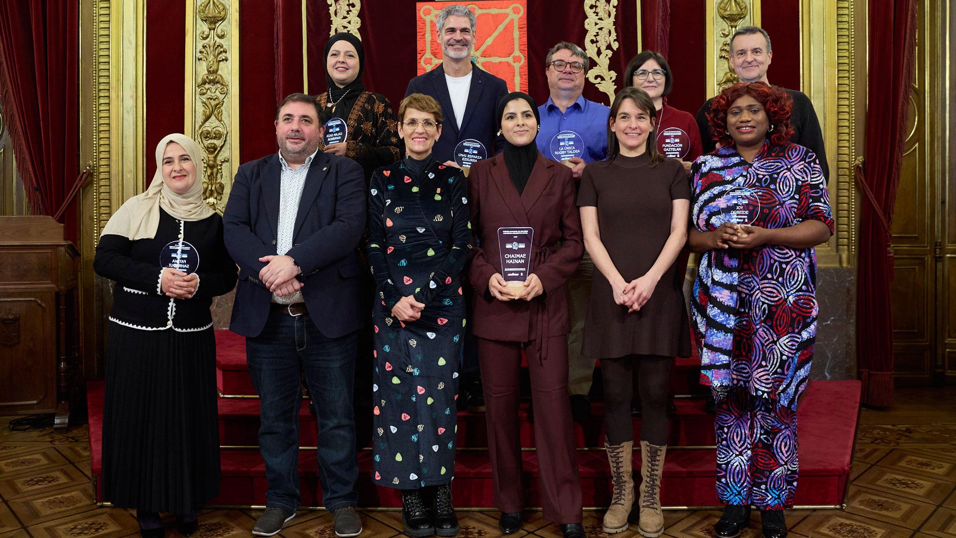 La presidenta Chivite, la vicepresidenta Alfaro y el presidente del Parlamento, Unai Hualde, junto a Chaimae Hainan y el resto de personas galardonadas