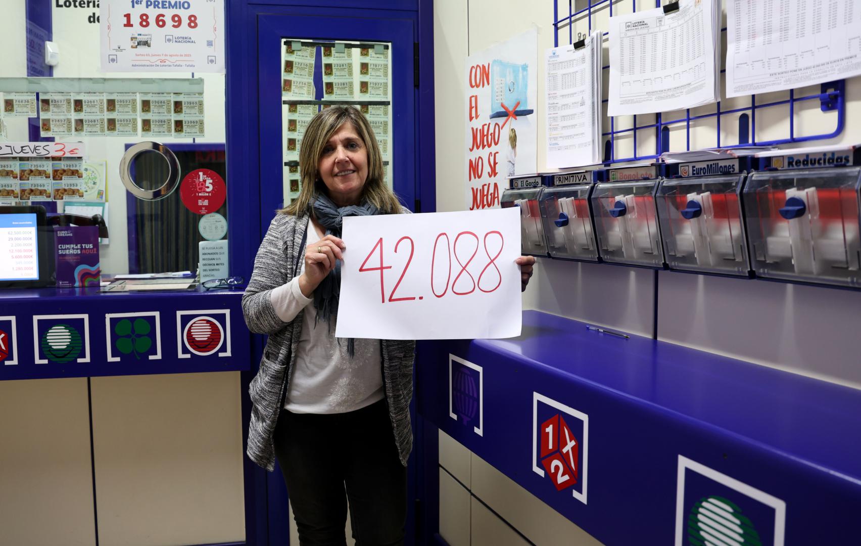 María Ángeles Celaya Erro sujetando el número que resultó premiado en 1.997 en Tafalla.