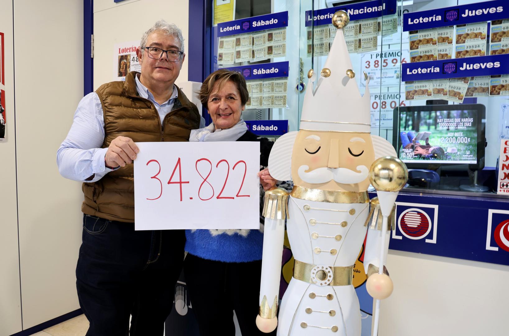 José Luis Martínez Parra y Mari Carmen Domínguez González con el número más especial para ellos, el 34.822.