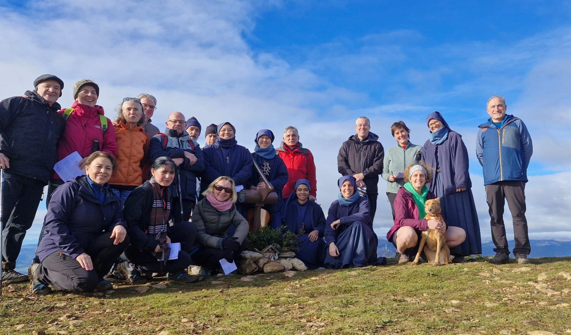 Un grupo de la parroquia de Zizur Mayor, en el belén la sierra del Perdón
