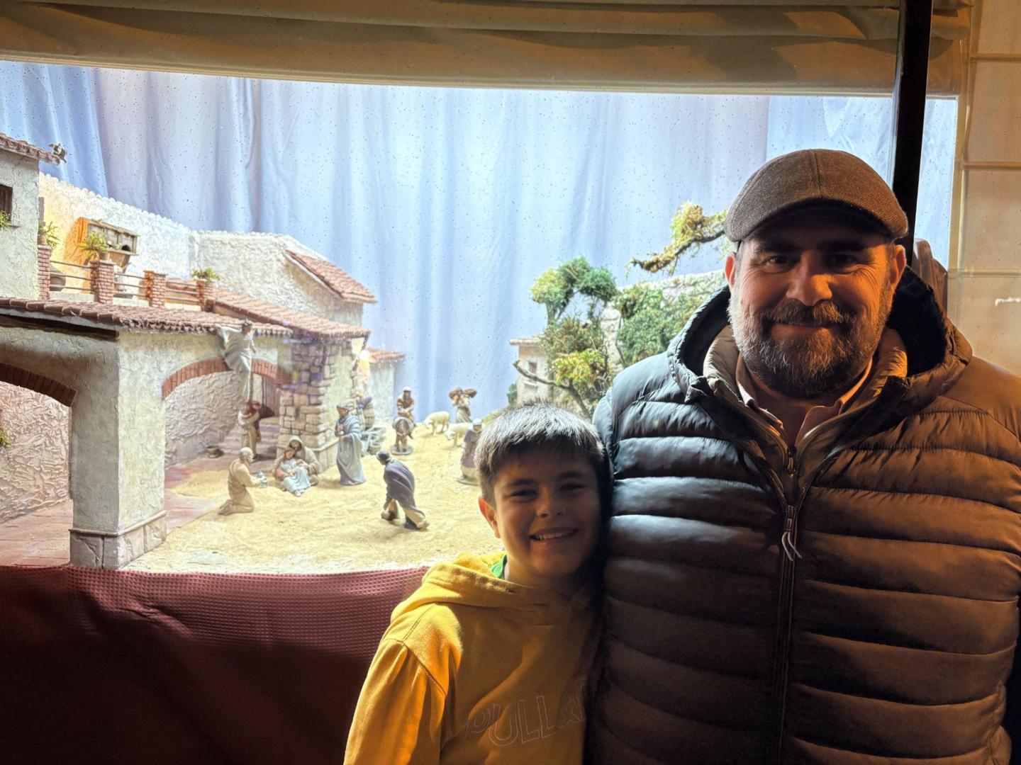 Miguel Ochoa Pérez y su hijo Javier Ochoa Reta, ante un belén sangüesino