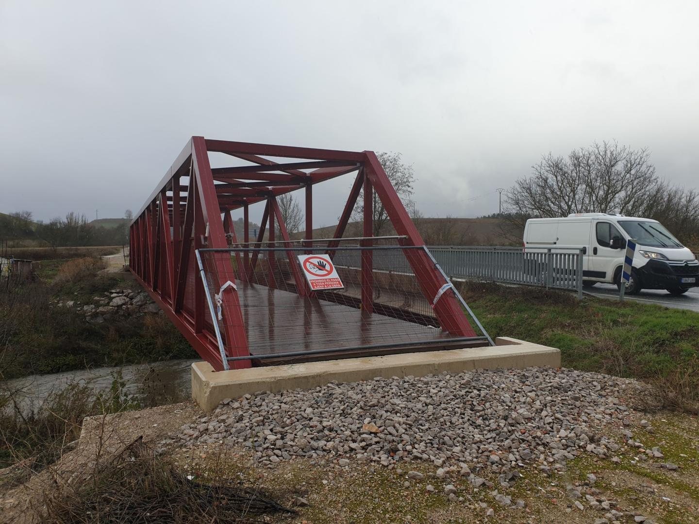 Pasarela sobre el río Erro ya colocada en Urroz-Villa