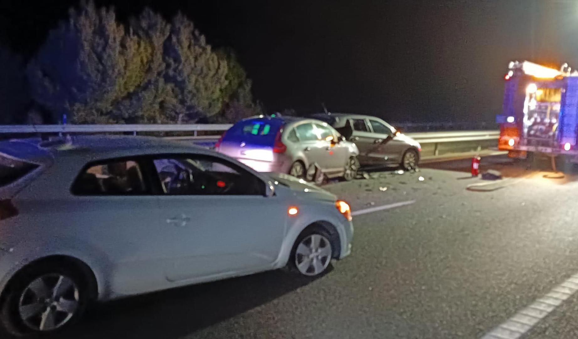 Imagen del lugar del accidente, con los tres vehículos implicados en el mismo