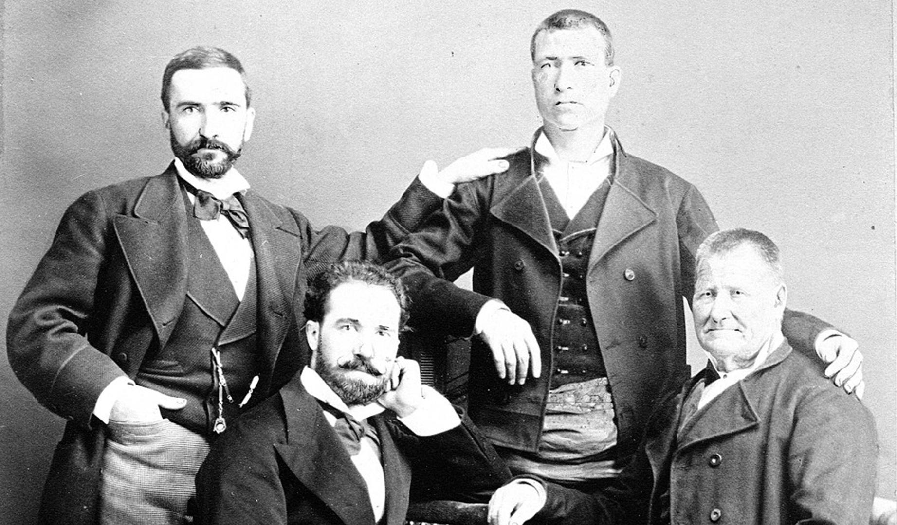 Imagen familiar de Julián Gayarre. De pie Gregorio y Pedro María Garjón, primos de Julián Gayarre. Sentados, Julián Gayarre y su padre Mariano