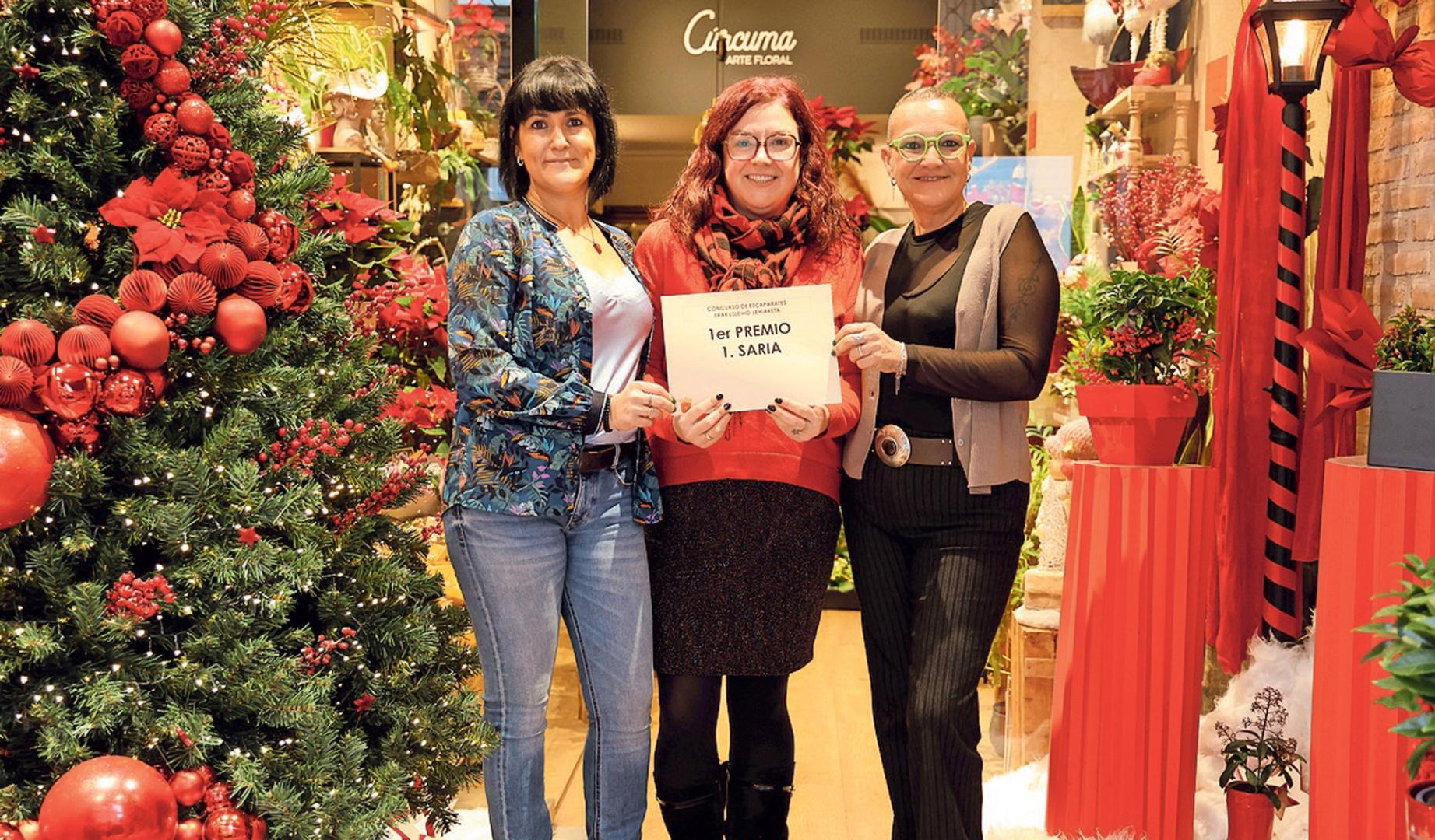 Desde la izda., Ana Aedo, Raquel Castillo y Eva Albeniz en el escaparate ganador del certamen