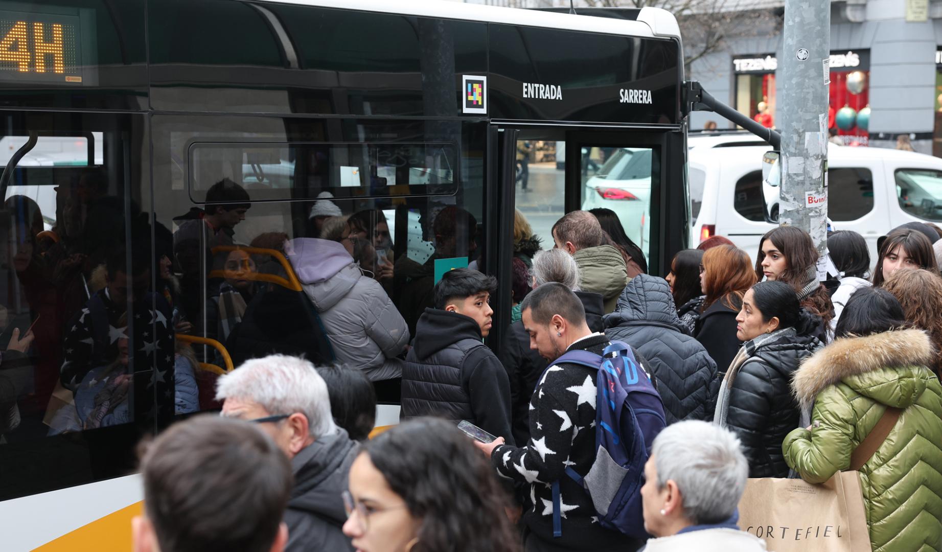Un grupo de personas aguarda para montarse en una de las líneas de villavesas en Pamplona