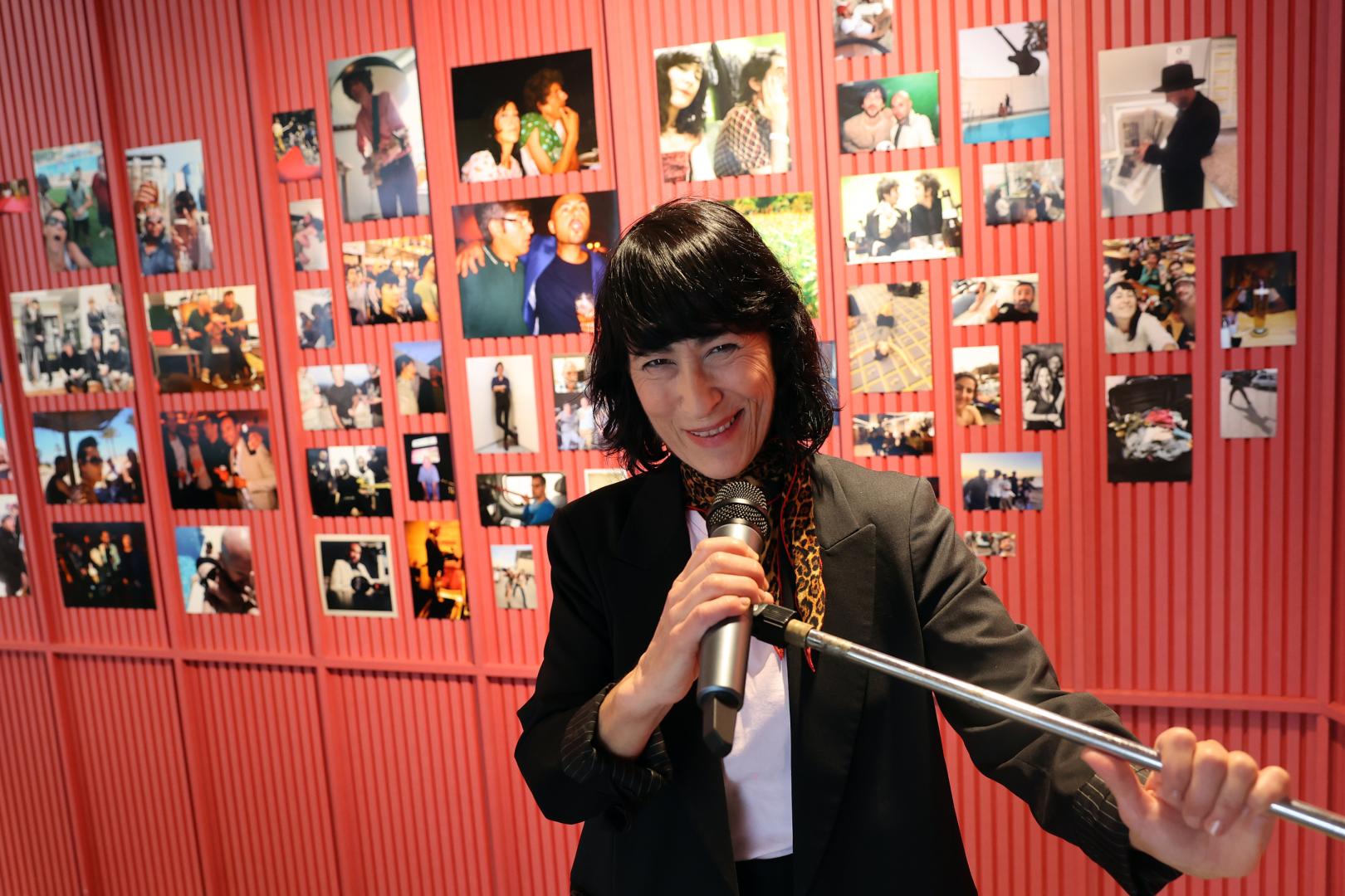 Cristina Martínez, junto a varias fotografías de su exposición