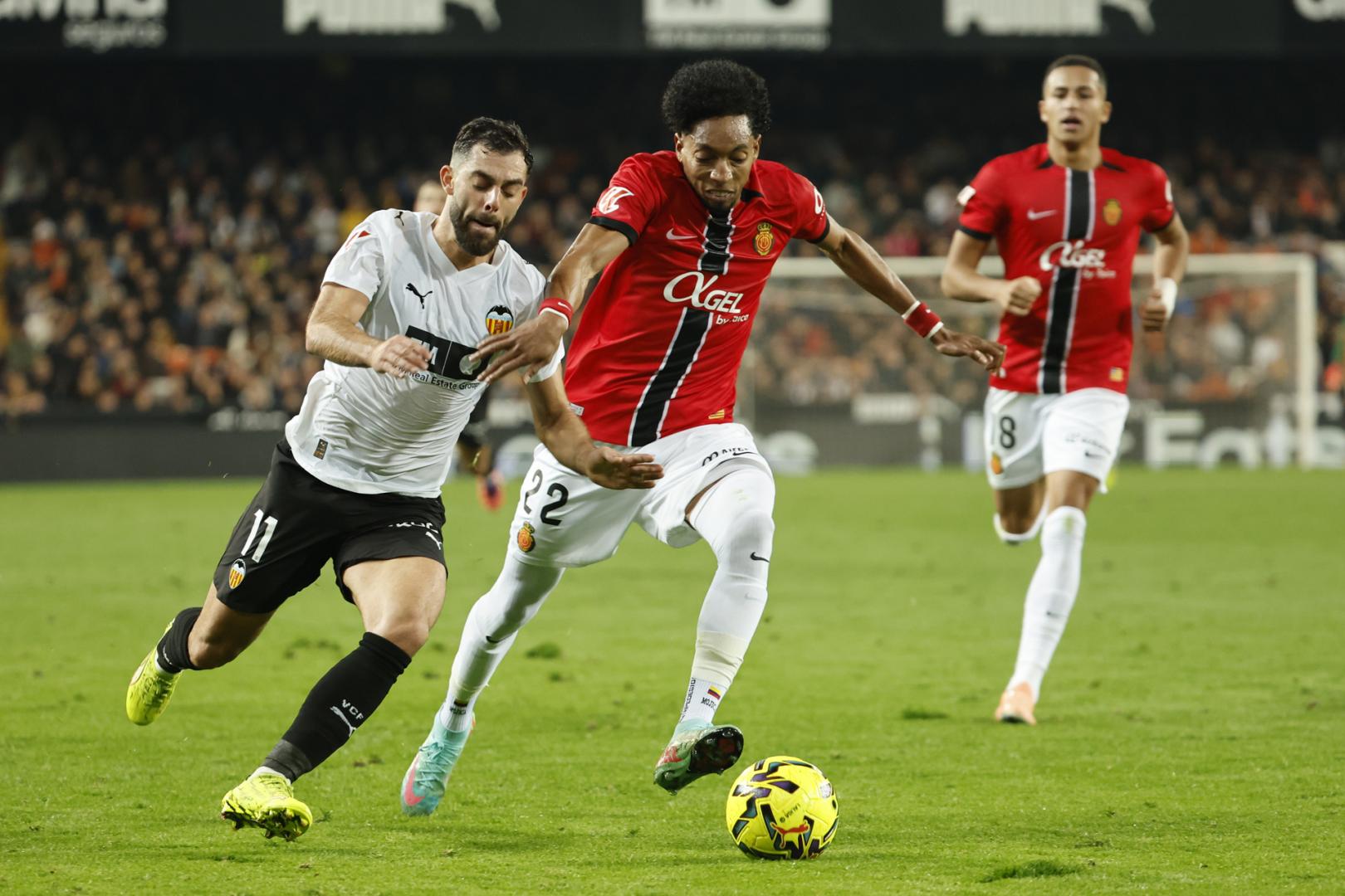 Johan Mojica (Mallorca) y Luis Rioja (Valencia) disputan un balón este viernes en Mestalla