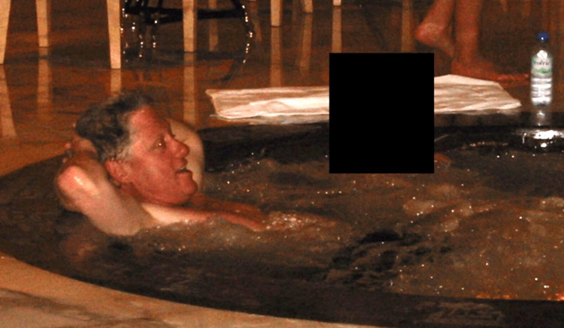 La imagen de Clinton en un jacuzzi, uno de los documentos desclasificados