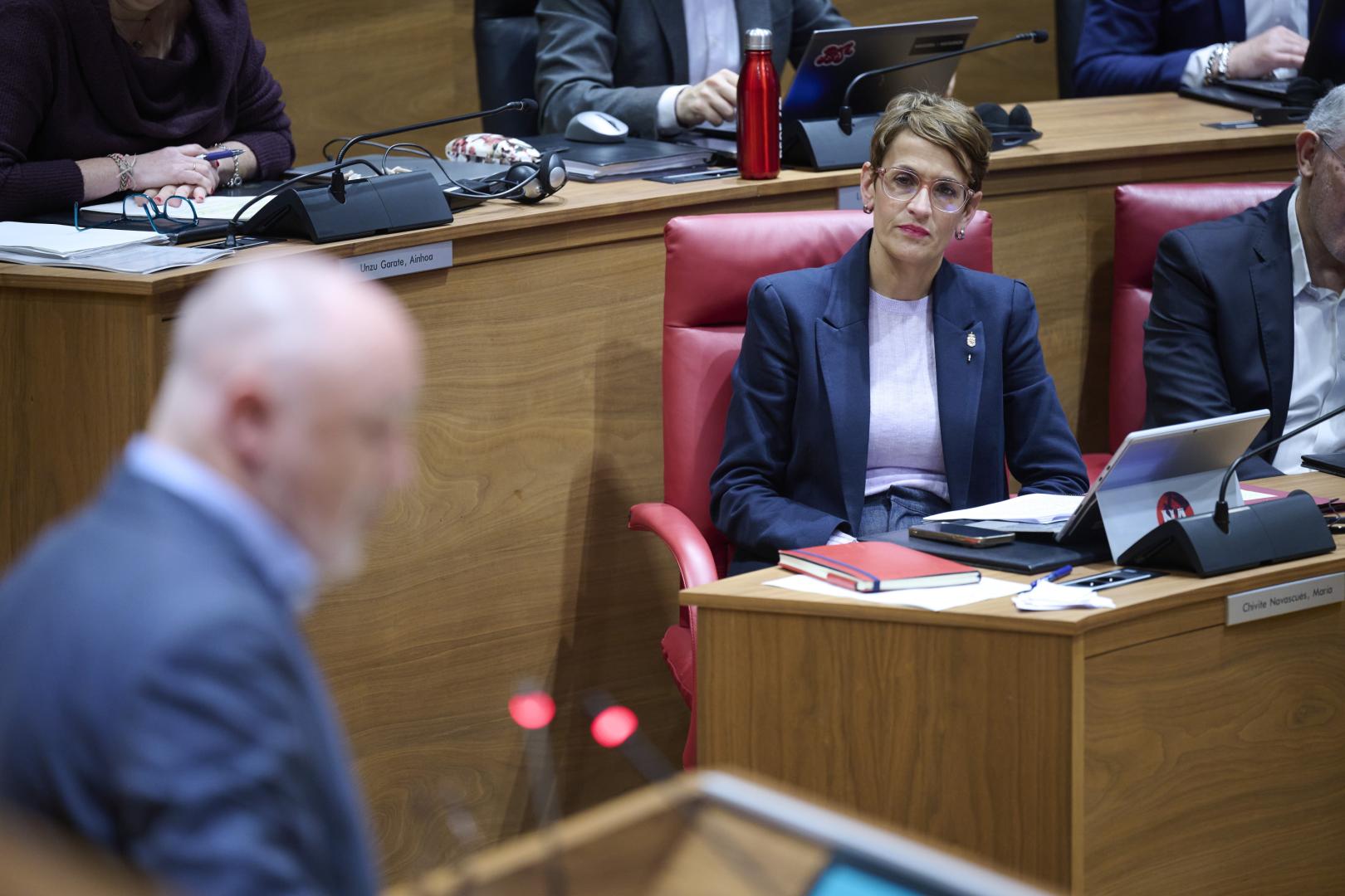 La presidenta del Gobierno de Navarra, María Chivite, observa al portavoz de UPN, Javier Esparza, en el pleno del Parlamento de Navarra de esta semana.