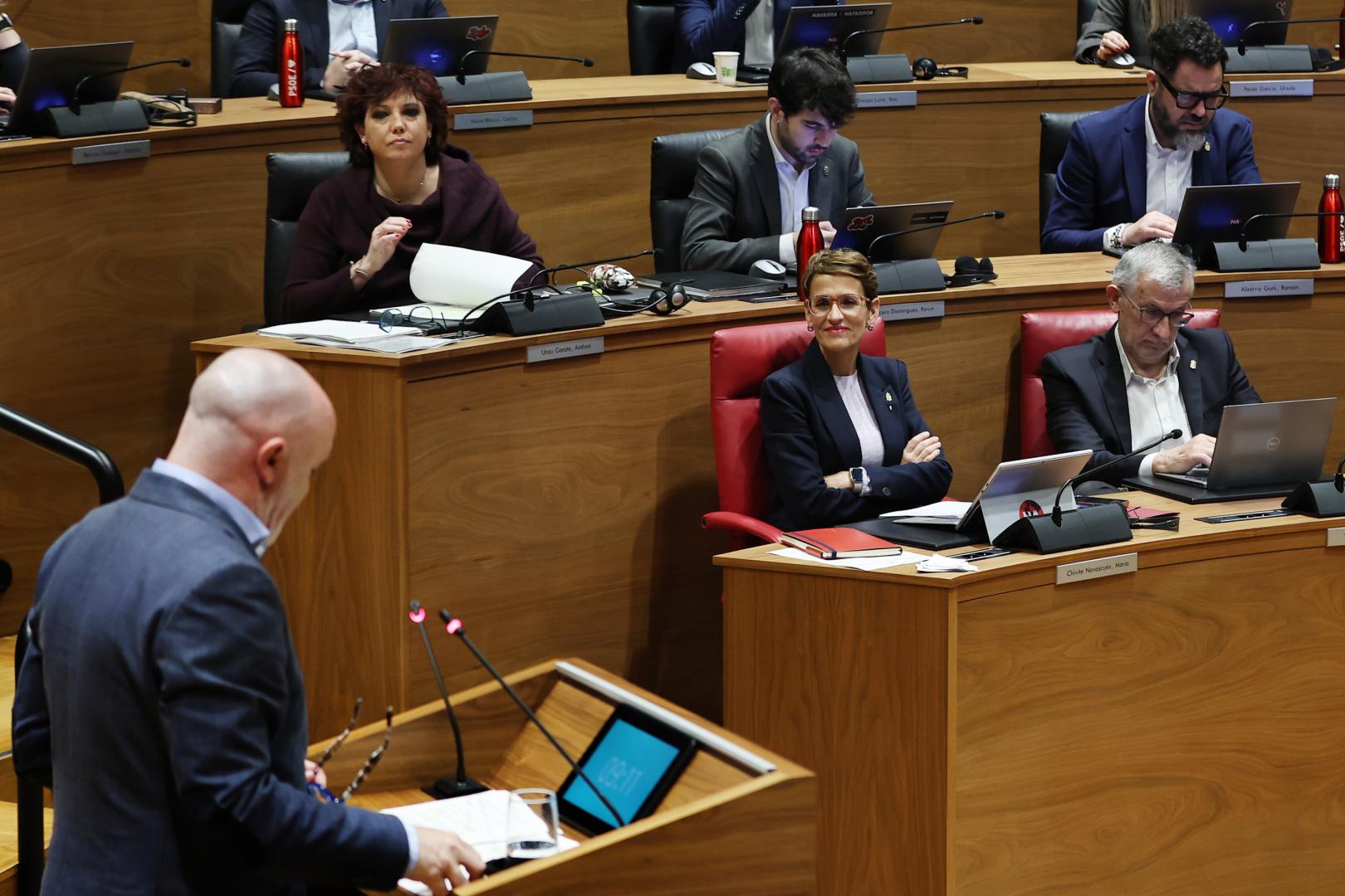 La presidenta María Chivite y Ainhoa Unzu (PSN) miran al portavoz de UPN Javier Esparza durante el pleno de presupuestos.