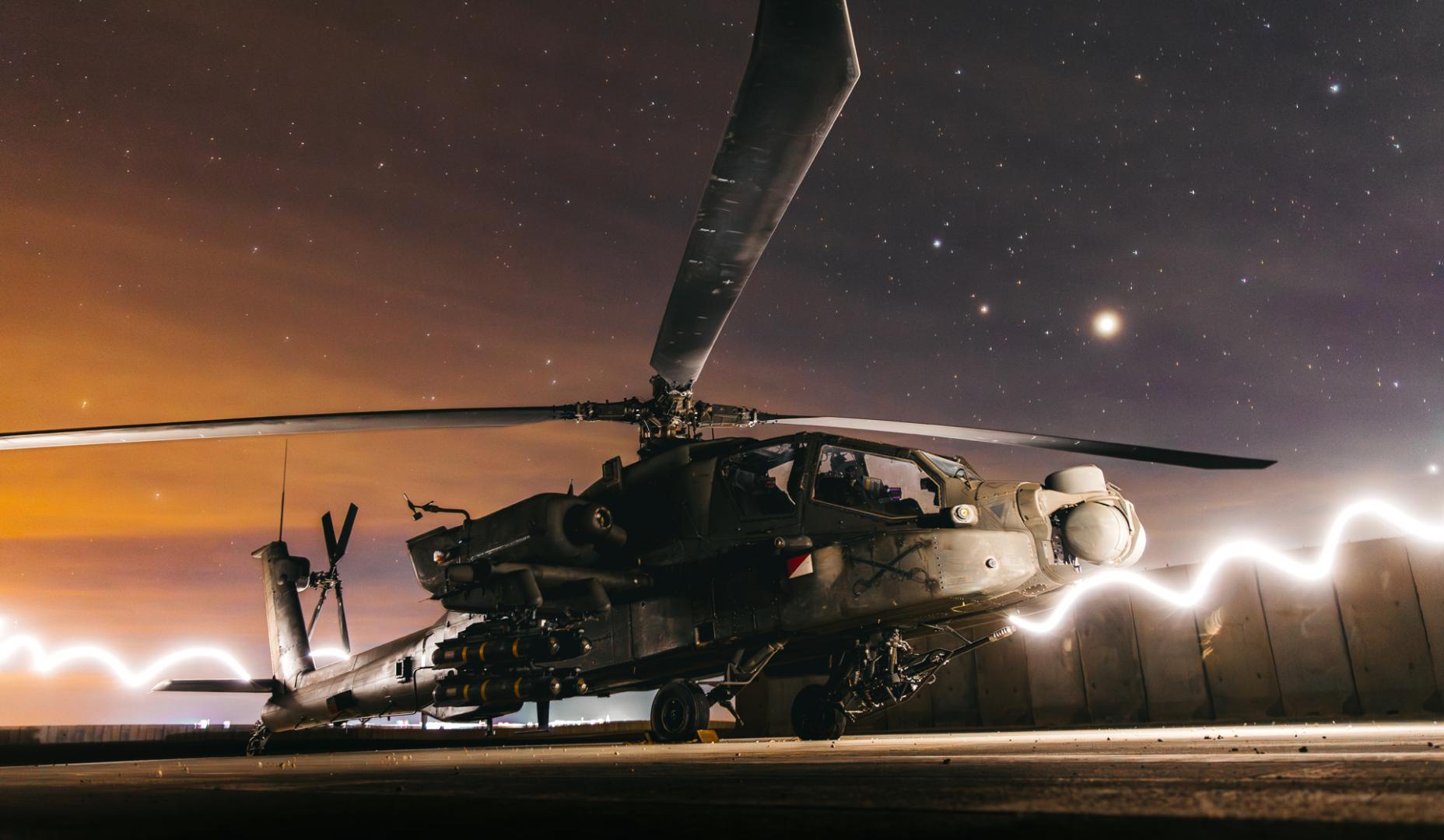 Fotografía cedida por el Ejército de Estados Unidos que muestra un helicóptero de ataque Apache AH-64