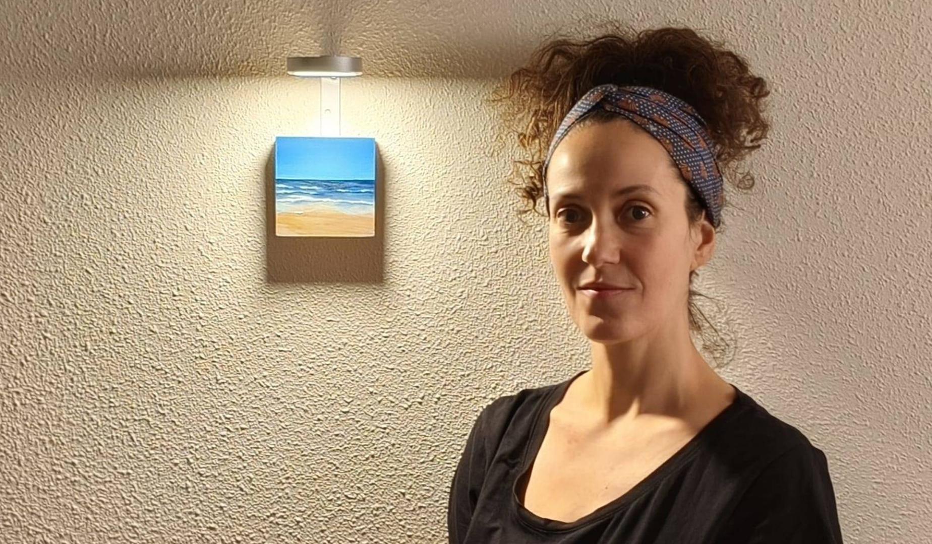 La artista Naroa Armendáriz, con una de las obras que habrá en la expo