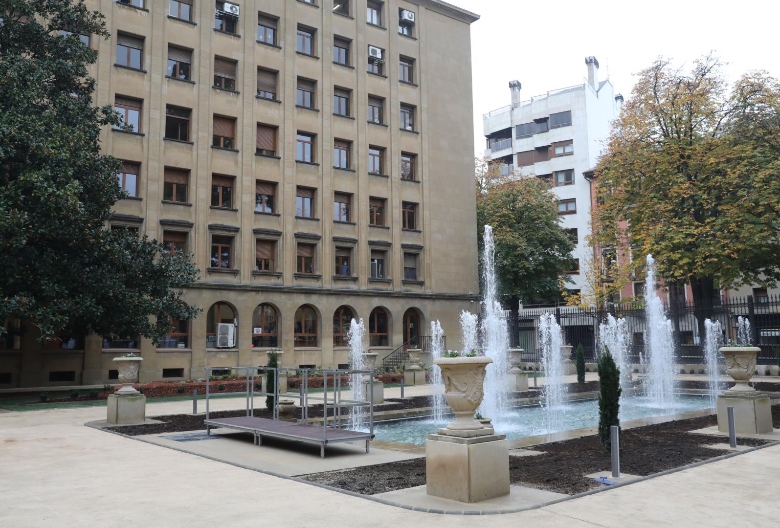 La sede de Cohesión Territorial, con vistas a los jardines de la Diputación de Navarra
