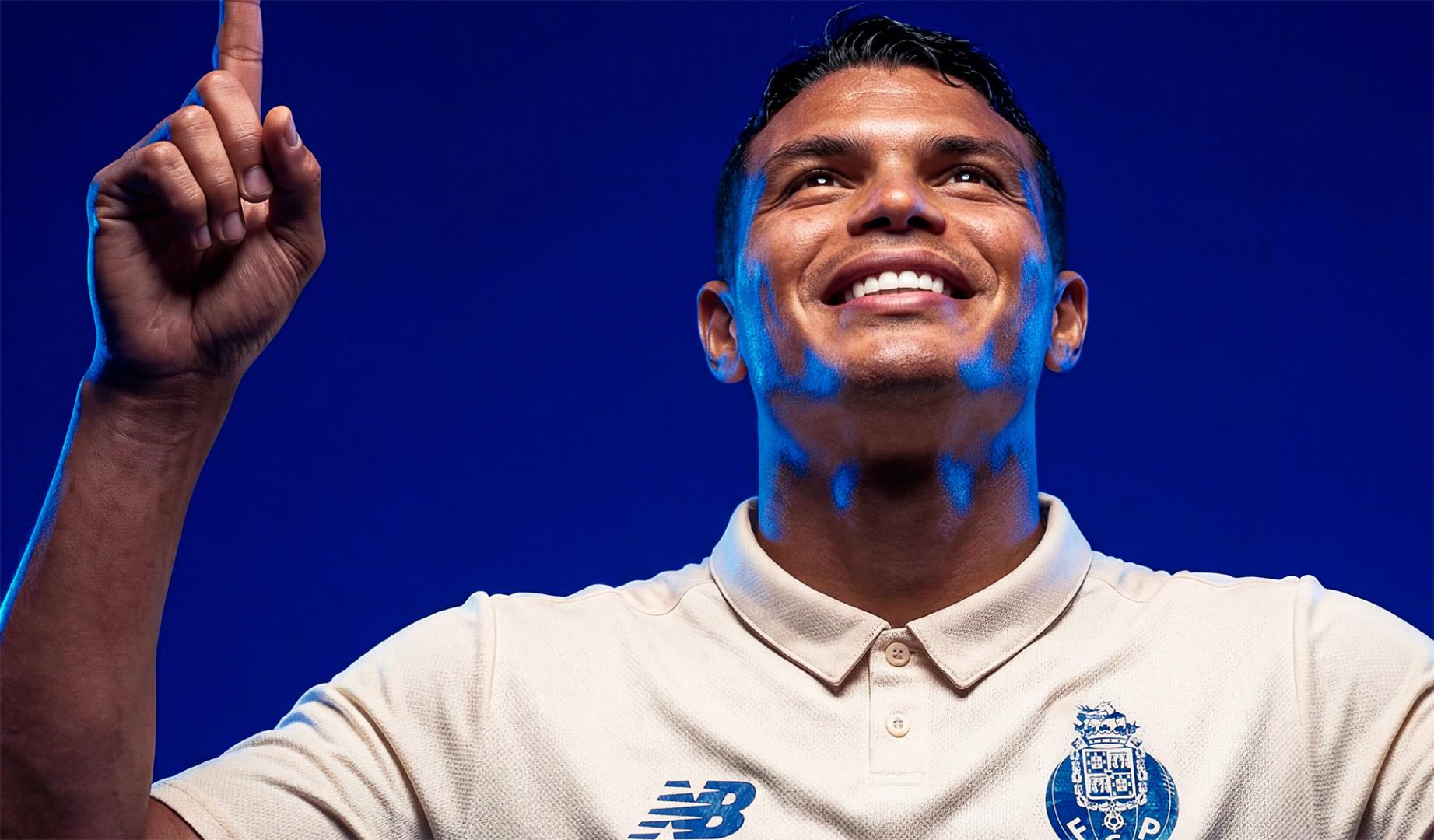 Thiago Silva con la camiseta del Oporto en una imagen difundida en redes por el club portugués anunciando su llegada