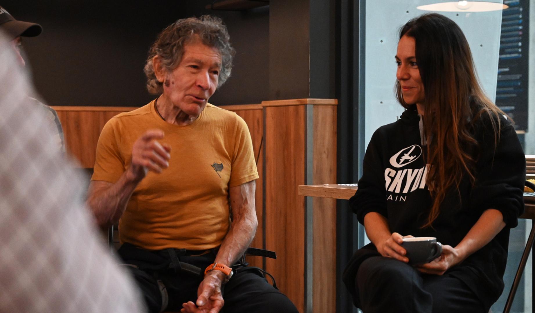 El alpinista español Carlos Soria conversa con la prensa