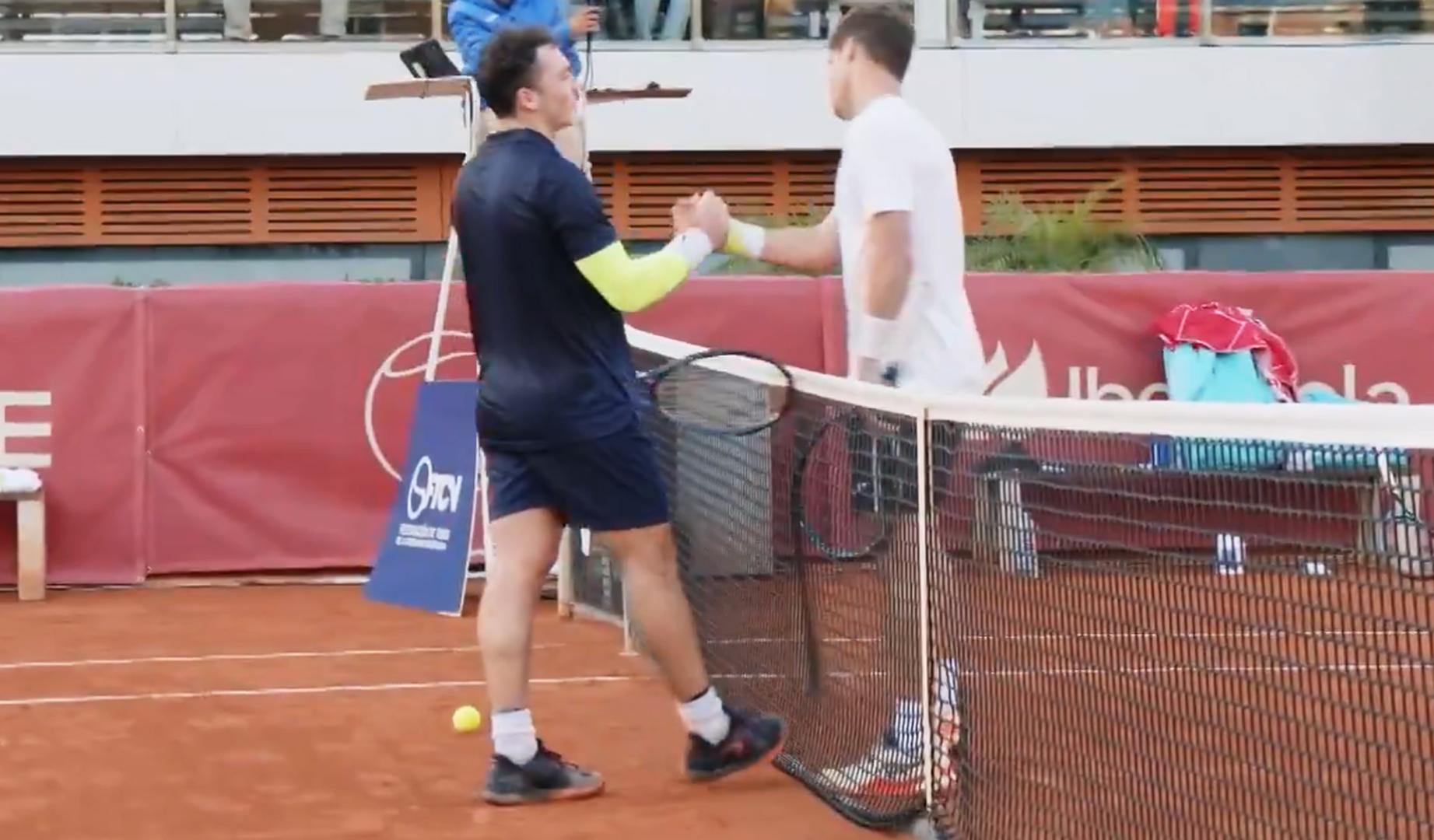 Iñaki Montes (izda.) saluda a Carlos López tras vencer en la final