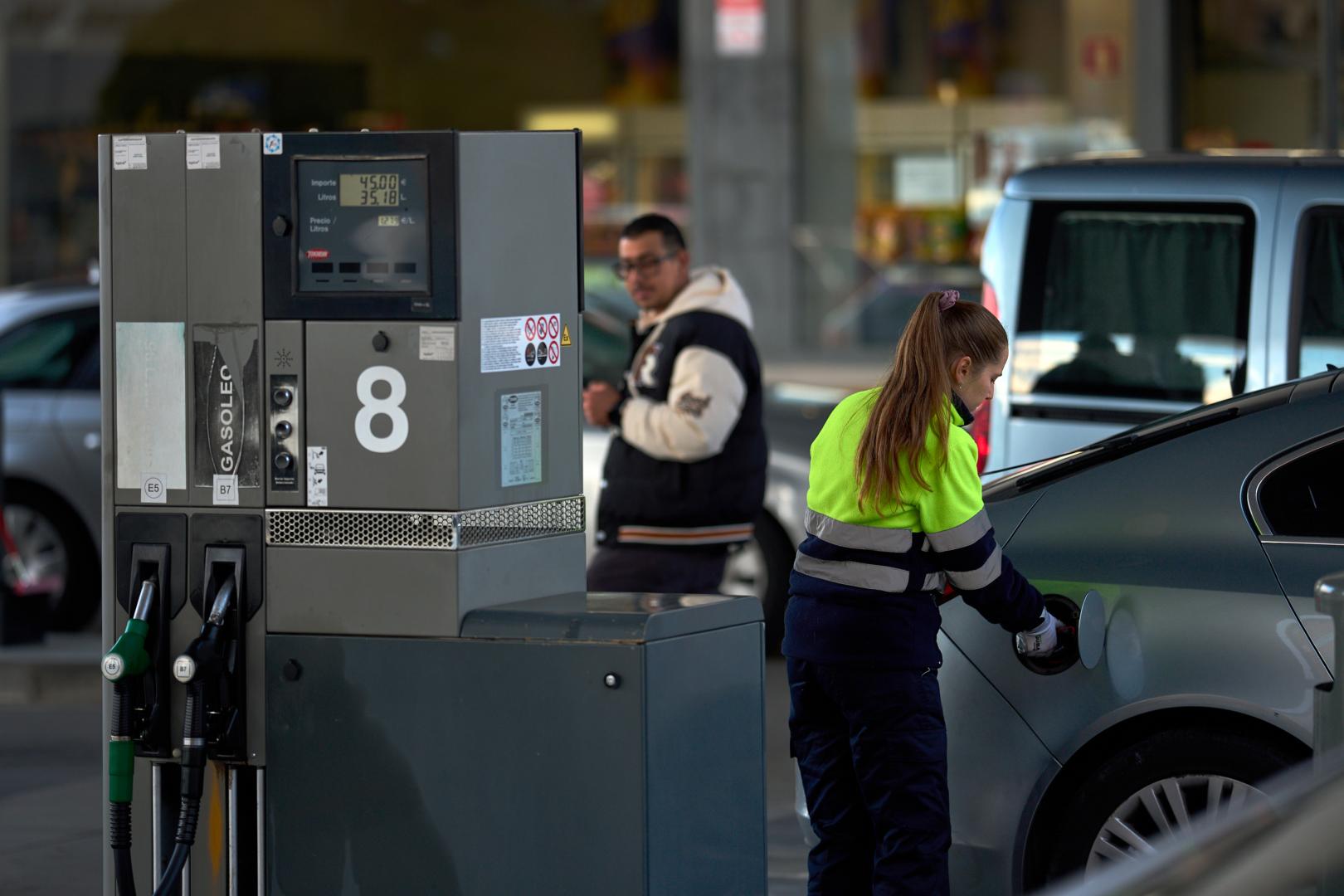 Empleada de una estación de servicio en el barrio pamplonés de Rochapea
