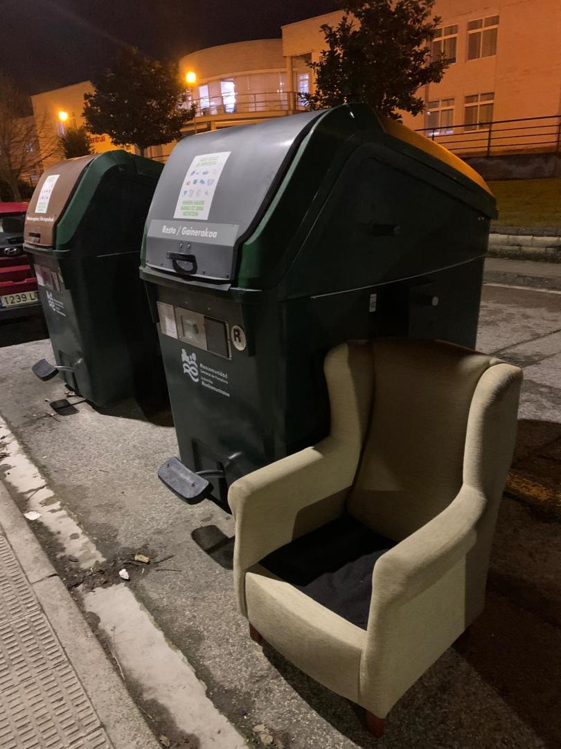 Un sillón abandonado junto a un contenedor cerca de la avenida de Zaragoza.