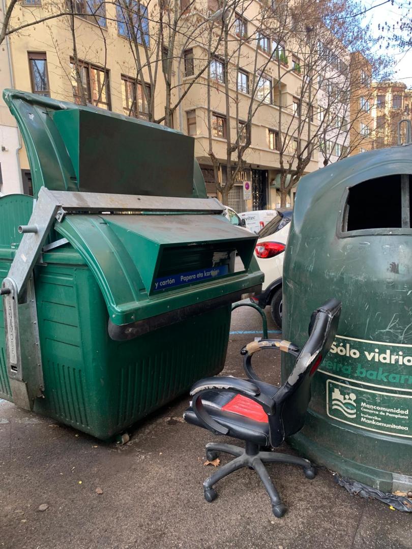 Un silla de oficina junto a unos contenedores en la calle Sangüesa de Pamplona este 18 de diciembre.