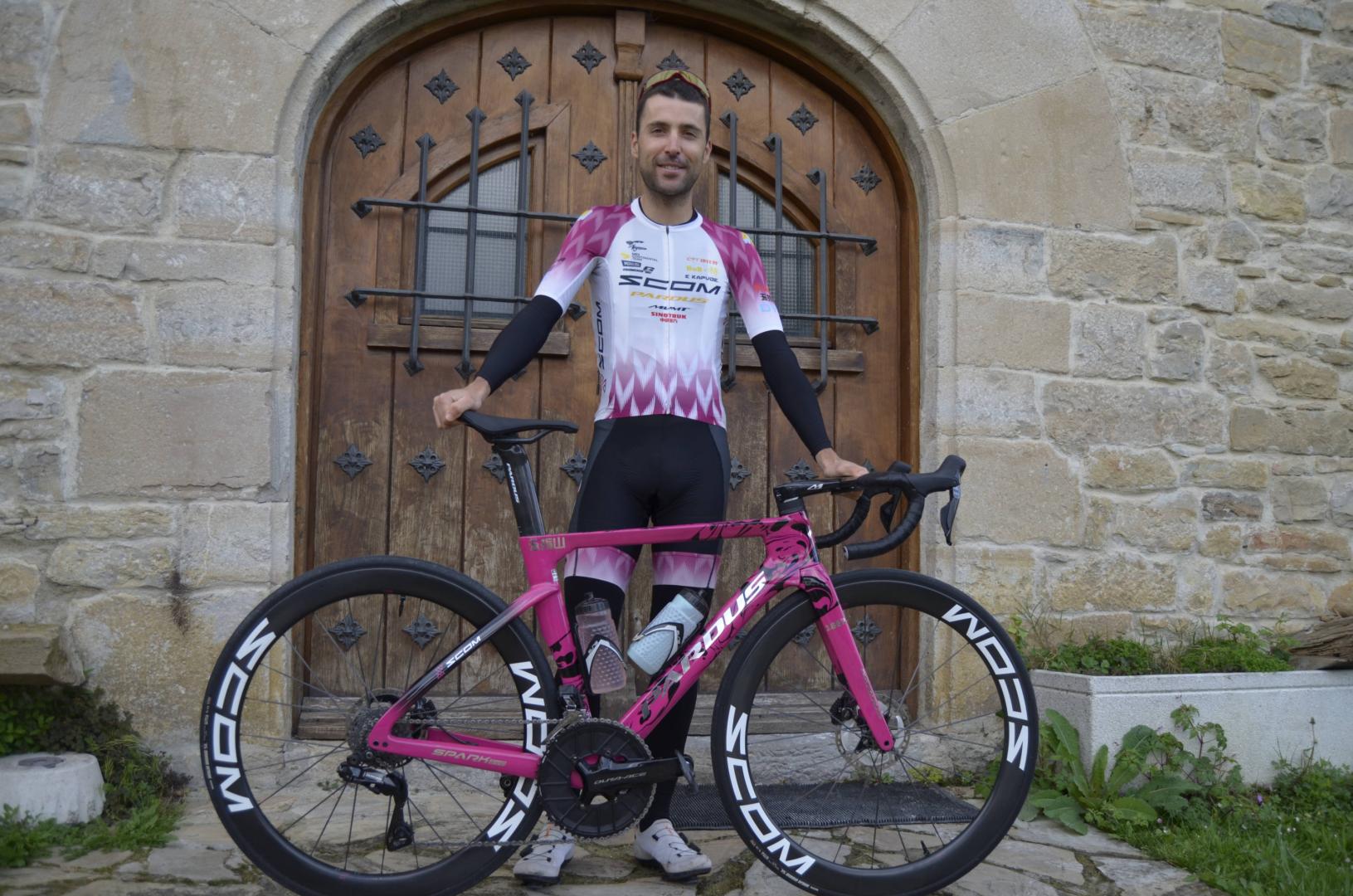 El navarro Asier Etxeberria con la bici y el maillot de su nuevo equipo, el chino Wuzhishan SCOM MVMT, en la puerta de su casa. ZABAL