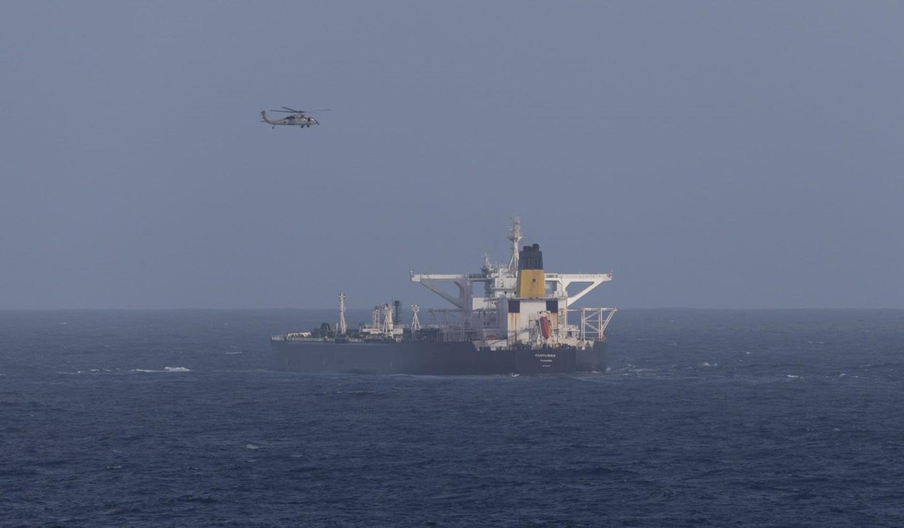 Helicópteros militares de EEUU preparan el abordaje del petrolero 'Centuries' cerca de Venezuela