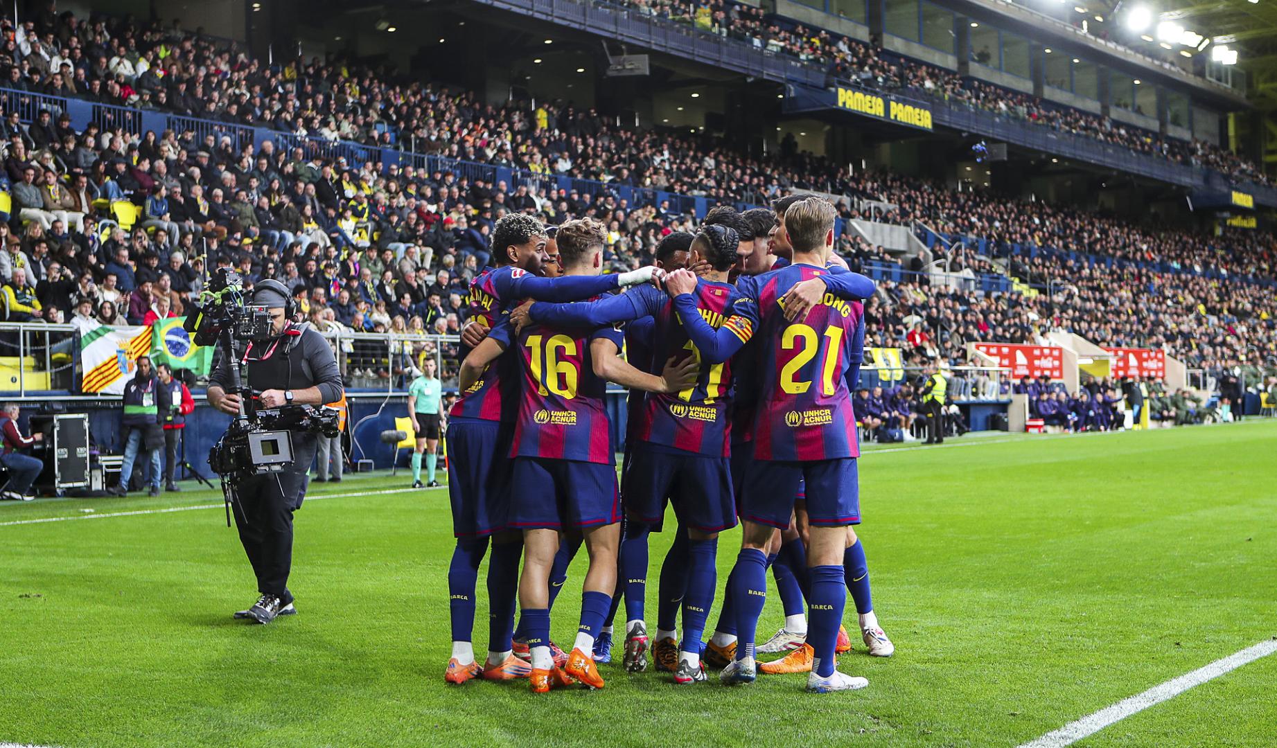 Los jugadores del Barcelona felicitan a Raphinha tras anotar el 0-1 desde los once metros