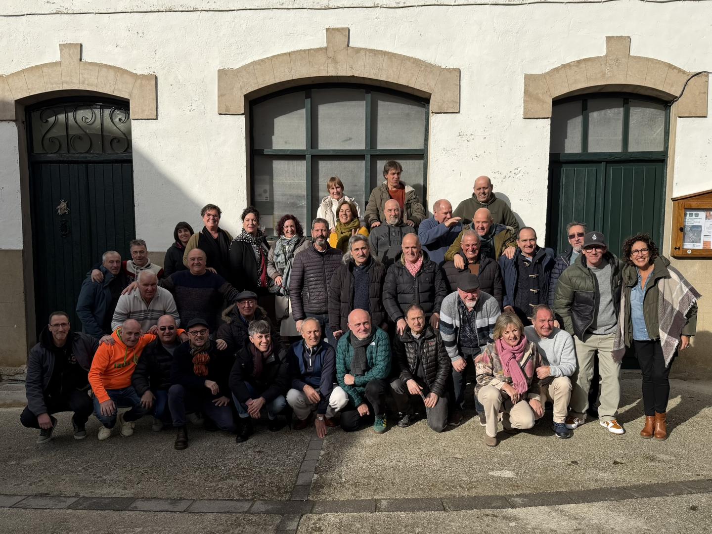 Reunión en Eltso de los que pasaron su adolescencia allí en los años 70, ante las antiguas escuelas.