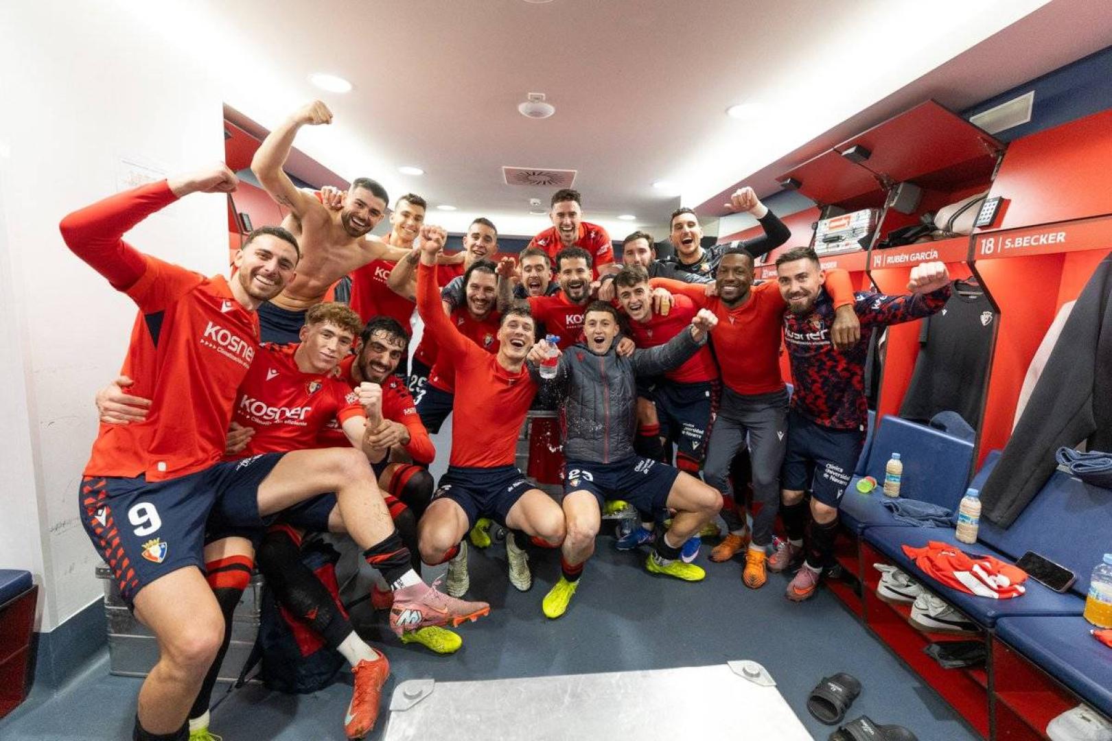 Osasuna se hizo la foto en el vestuario, imagen que hacía tiempo que no se veía. Faltó Budimir porque estaba atendiendo a los medios de comunicación