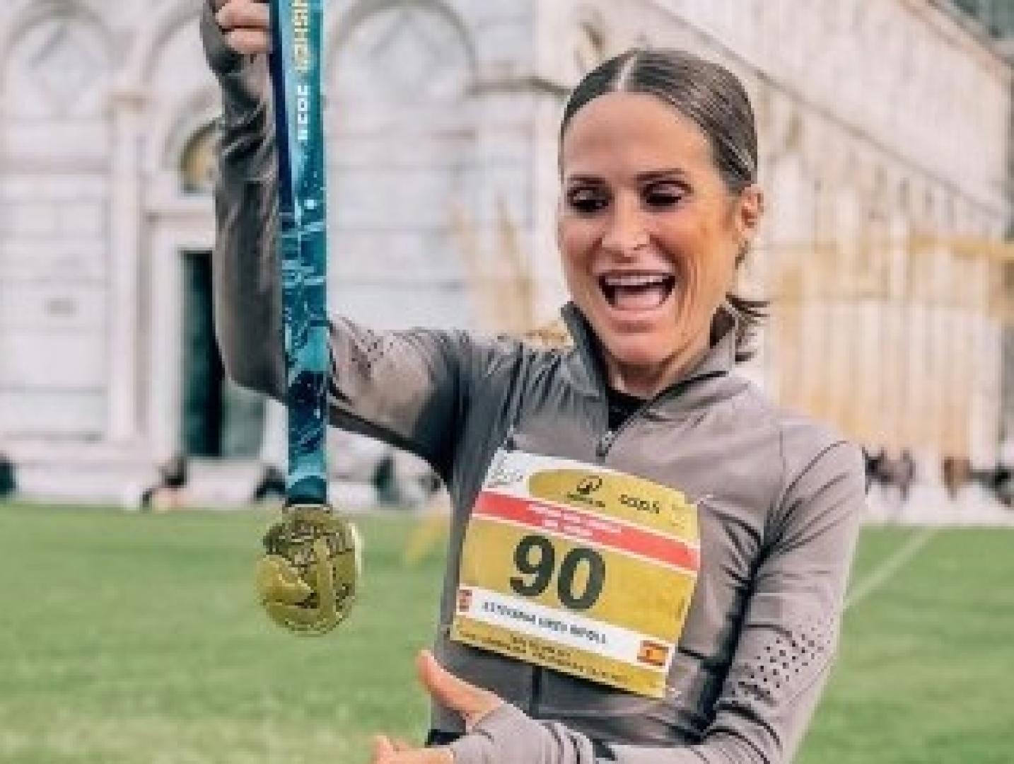 Verdeliss, la navarra Estefanía Unzu Ripoll, con su medalla este domingo en Pisa