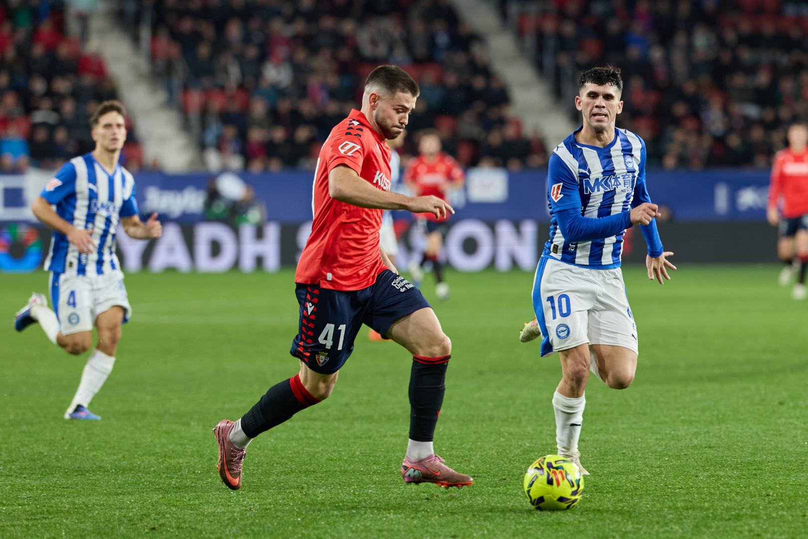 Iñigo Arguibide conduce el balón ante Aleñá