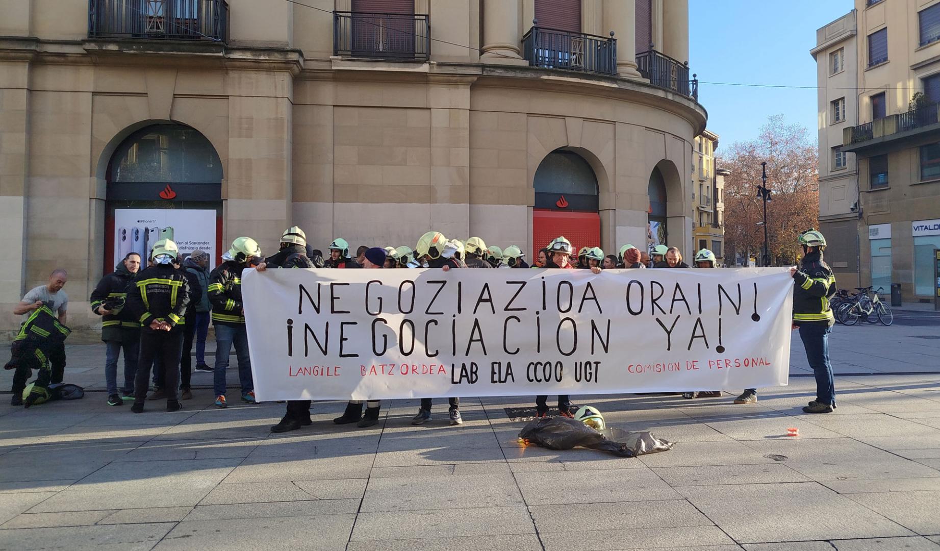 Concentración de la Comisión de Personal del Servicio de Bomberos de Navarra y del Servicio de Emergencias, Prevención y Protección Civil
