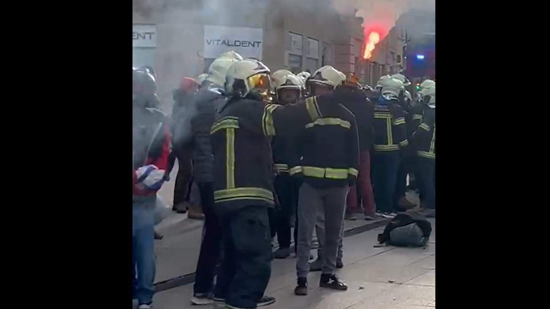 La comisión de personal de Bomberos de Navarra y Emergencias, Prevención y Protección Civil ha protestado este lunes frente al Palacio de Navarra exigiendo retomar las negociaciones de mejoras laborales