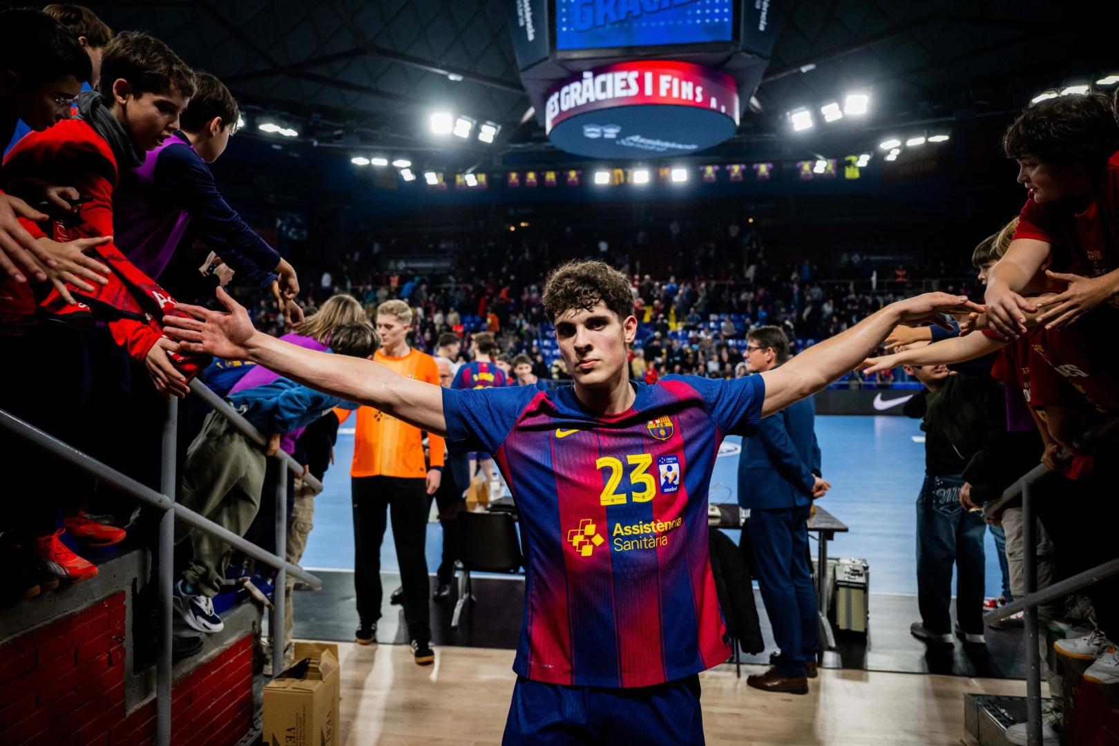 Adrián Sola, saludando a los aficionados en el Palau tras la victoria ante el Logroño con el que el Barça cerró la primera vuelta.