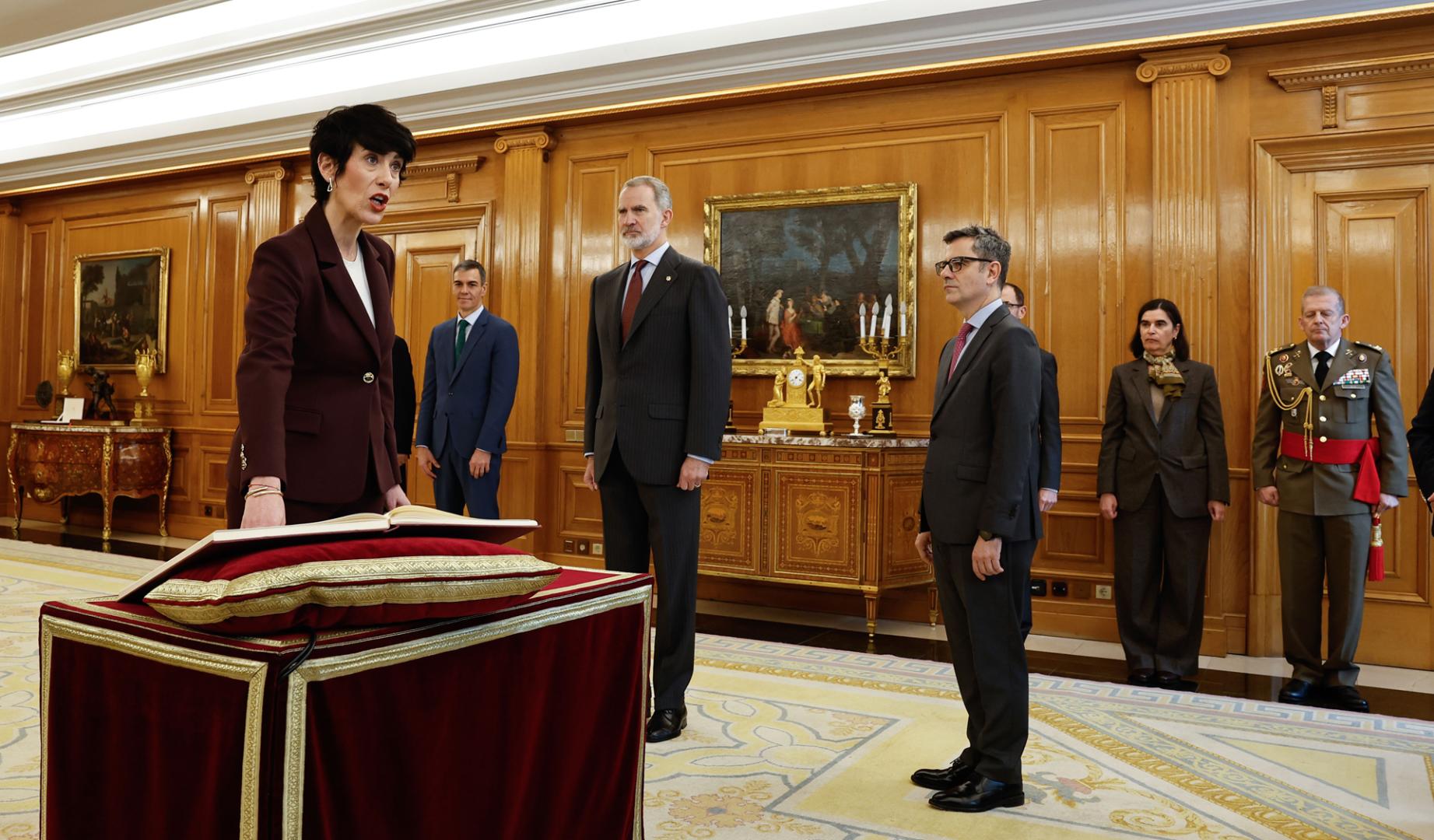 La ministra de Inclusión, Seguridad Social y Migraciones, Elma Saiz, promete su cargo ante el rey (c) como nueva portavoz del Gobierno
