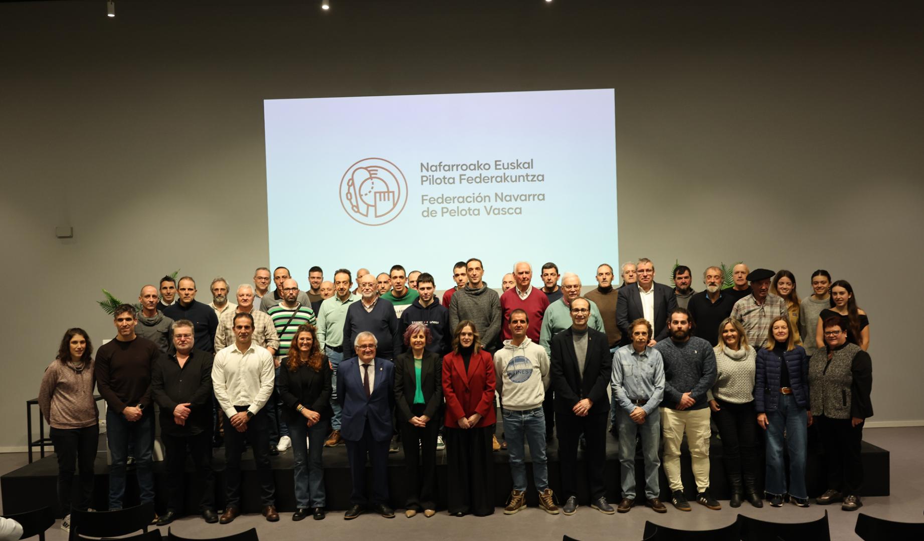 La Federación Navarra de Pelota Vasca (FNPV) ha celebrado el acto central de su centenario esta tarde en el Navarra Arena