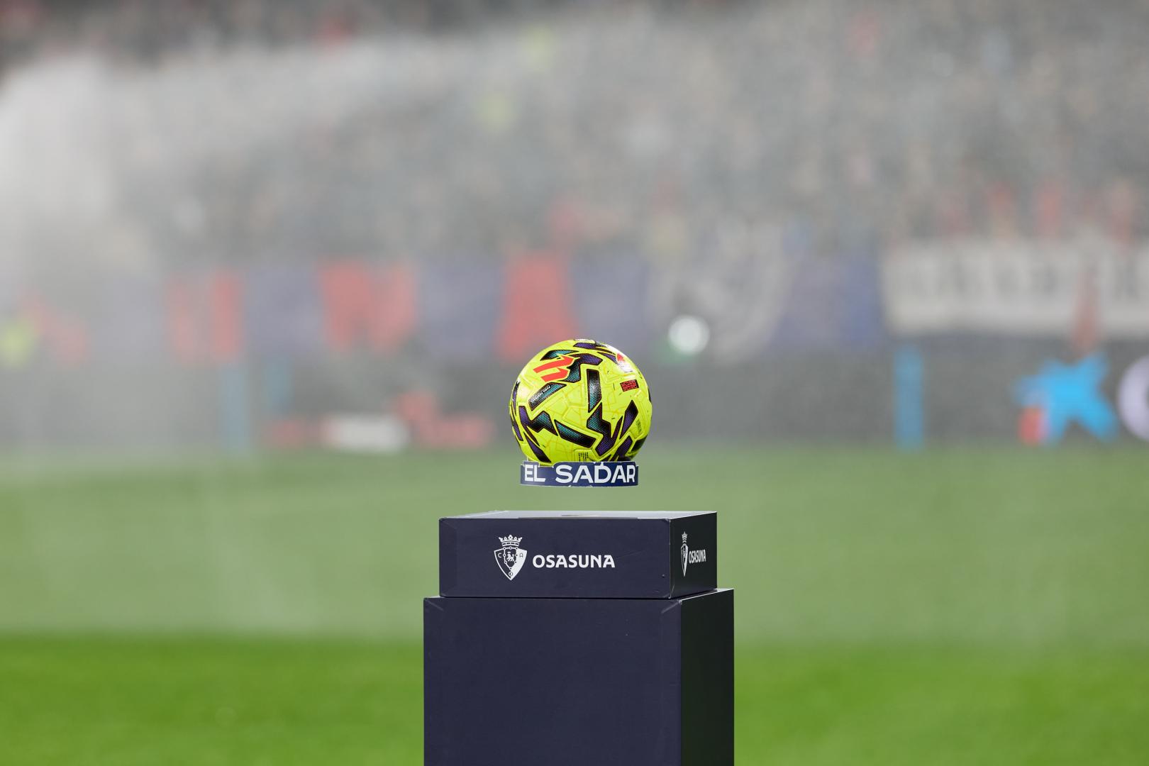 A: J.P. Urdíroz F: 20-12-2025 P: L: Pamplona. Estadio del Sadar. T: Fútbol. Liga EA Sports. Partido Osasuna-Alavés.