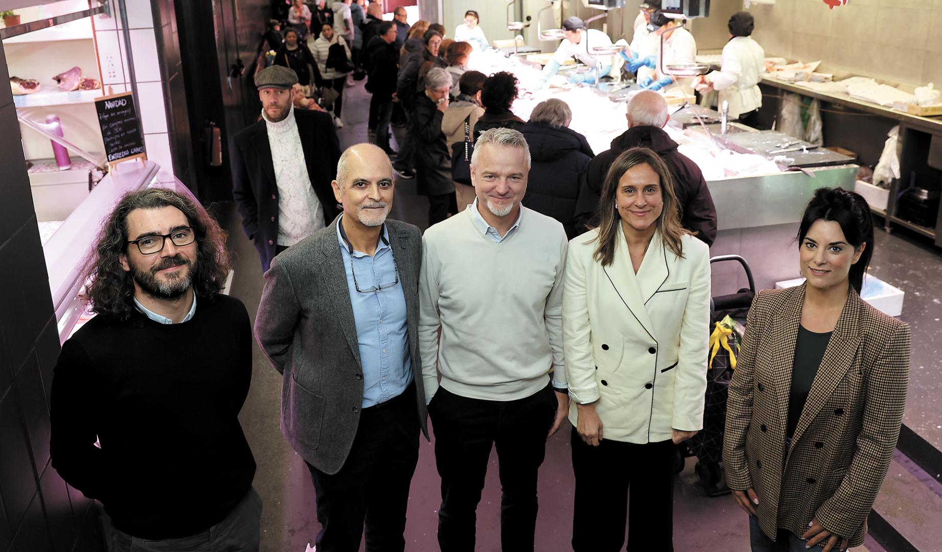 De izquierda a derecha, Joxé Elorriaga, gerente de Comiruña; Javier Ojeda, gerente de APROMAR y portavoz de Acuicultura de España; Pedro Mecoleta, director comercial de empresa del sector acuícola en Navarra; Alicia Nicolás, directora comercial de Diario de Navarra; y Goiza Isiegas, chef de Akari Gastroteka