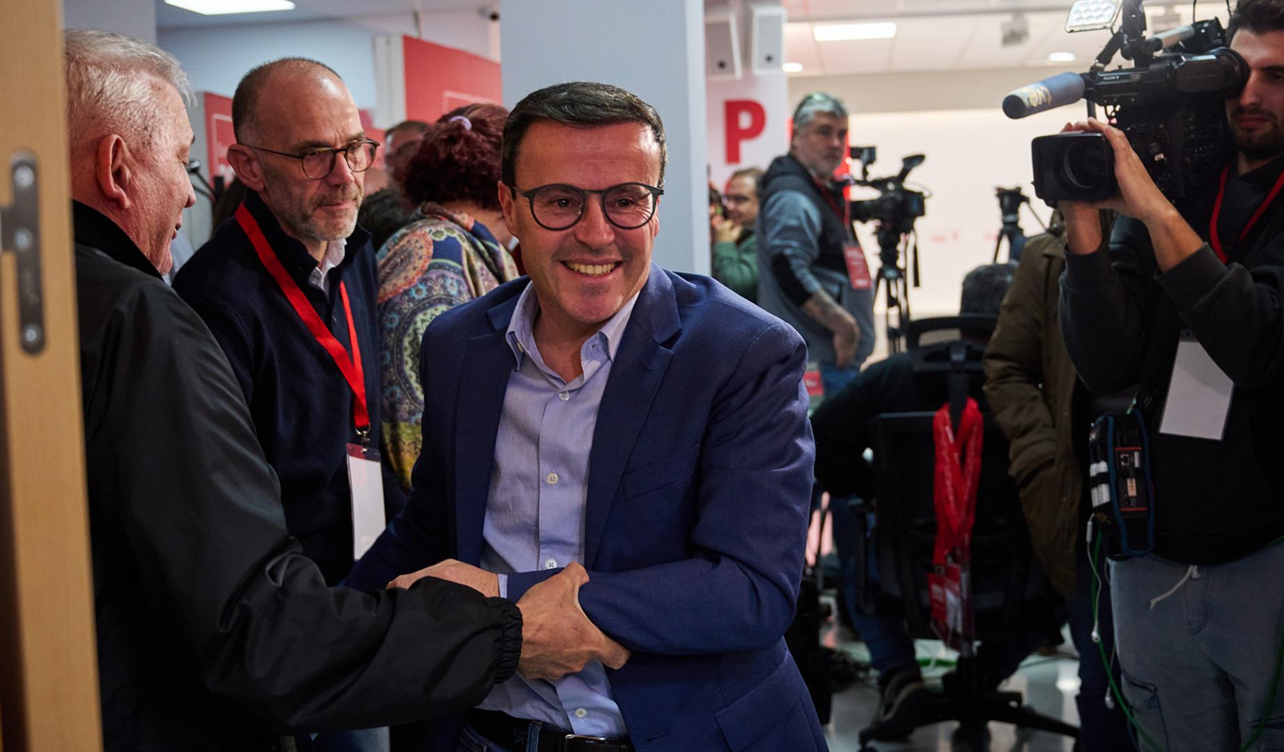 El candidato a la presidencia de Extremadura por el PSOE, Miguel Ángel Gallardo, durante el seguimiento de la noche electoral extremeña