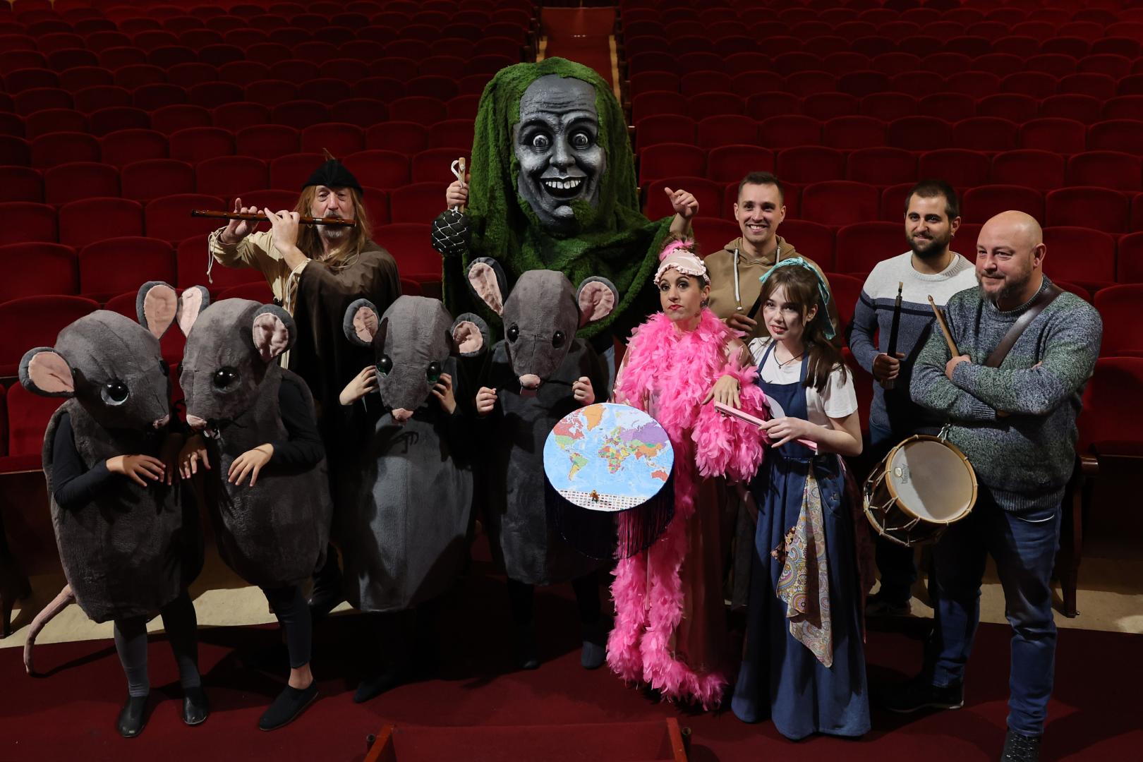Desde la izq.: los ratones de Hamelín, el flautista y uno de los cabezudos del espectáculo La leyenda de los gigantes, actrices del musical en euskera Errauskine Rock, musikala (Ainhoa Ruiz y Celia Fañanás), junto a miembros de Gaiteros de la Txantrea, en el escenario del Gayarre.
