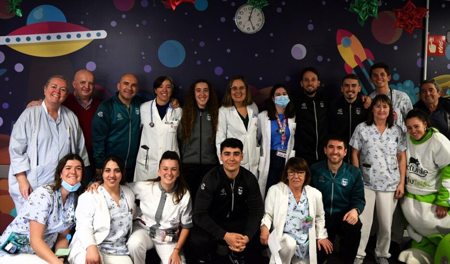 Jugadores y jugadoras, directivos y personal de Pediatría durante la visita de Osasuna Magna al HUN