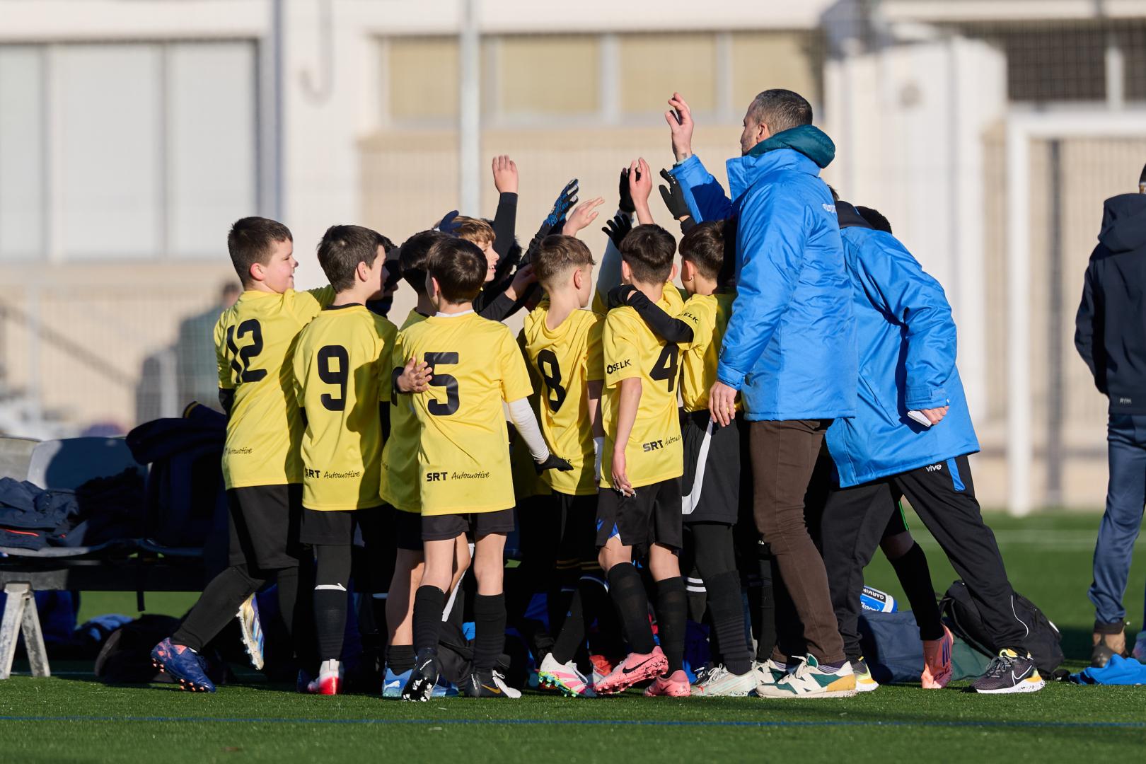Los jugadores y los entrenadores del colegio Buztintxuri celebran su primera victoria en la jornada inaugural del Torneo Interescolar