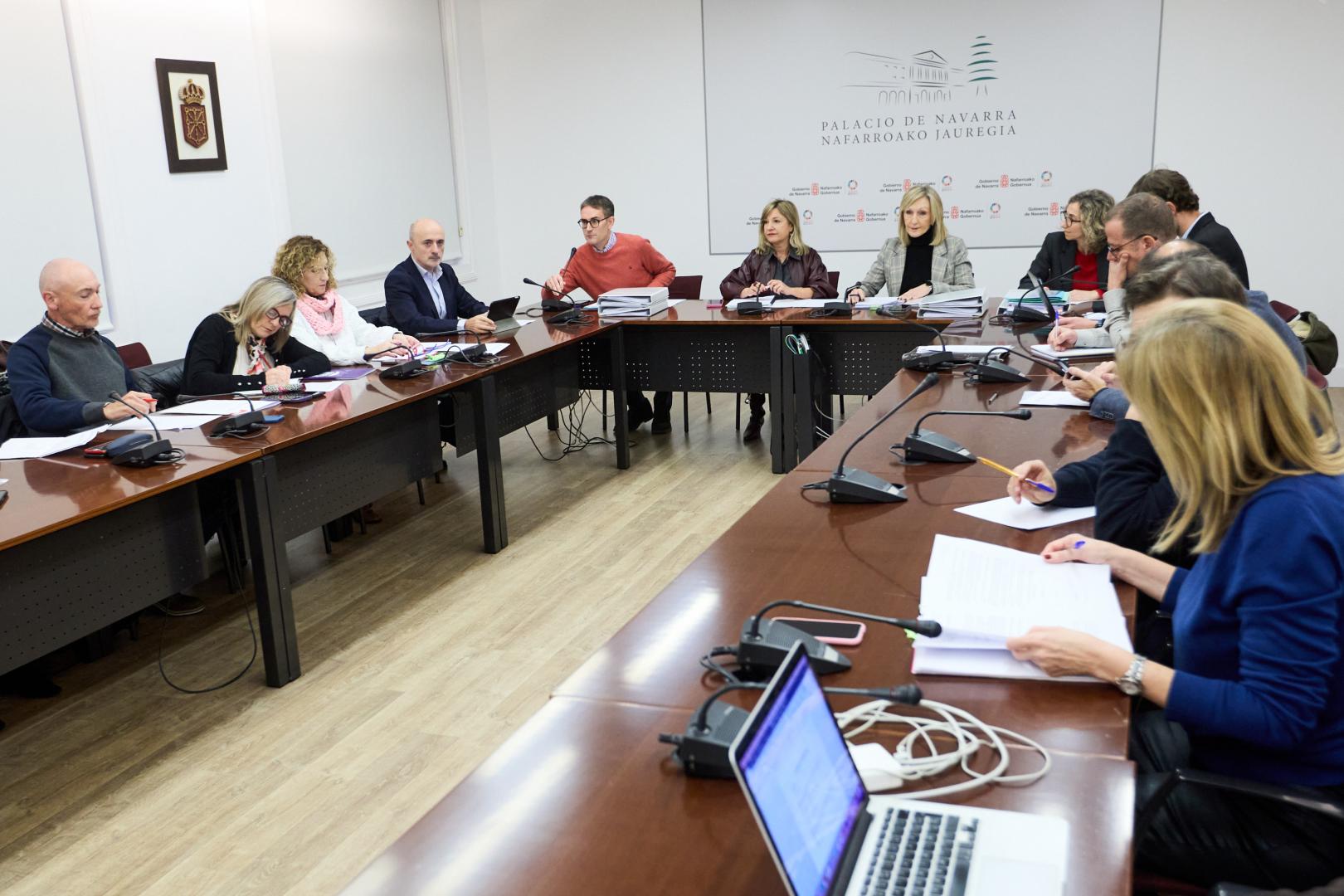 La consejera de Función Pública, Interior y Justicia del Gobierno de Navarra, Amparo López, preside la reunión de la Mesa General de la Función Pública en el Palacio de Navarra.