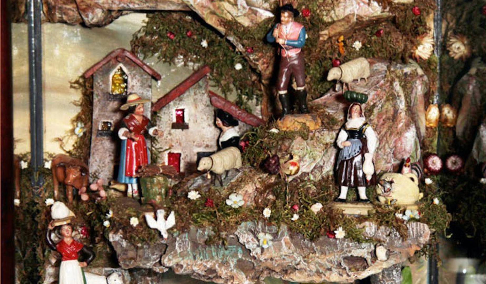 Escaparate con belén de figuras murcianas y granadinas del siglo XIX. Colección particular